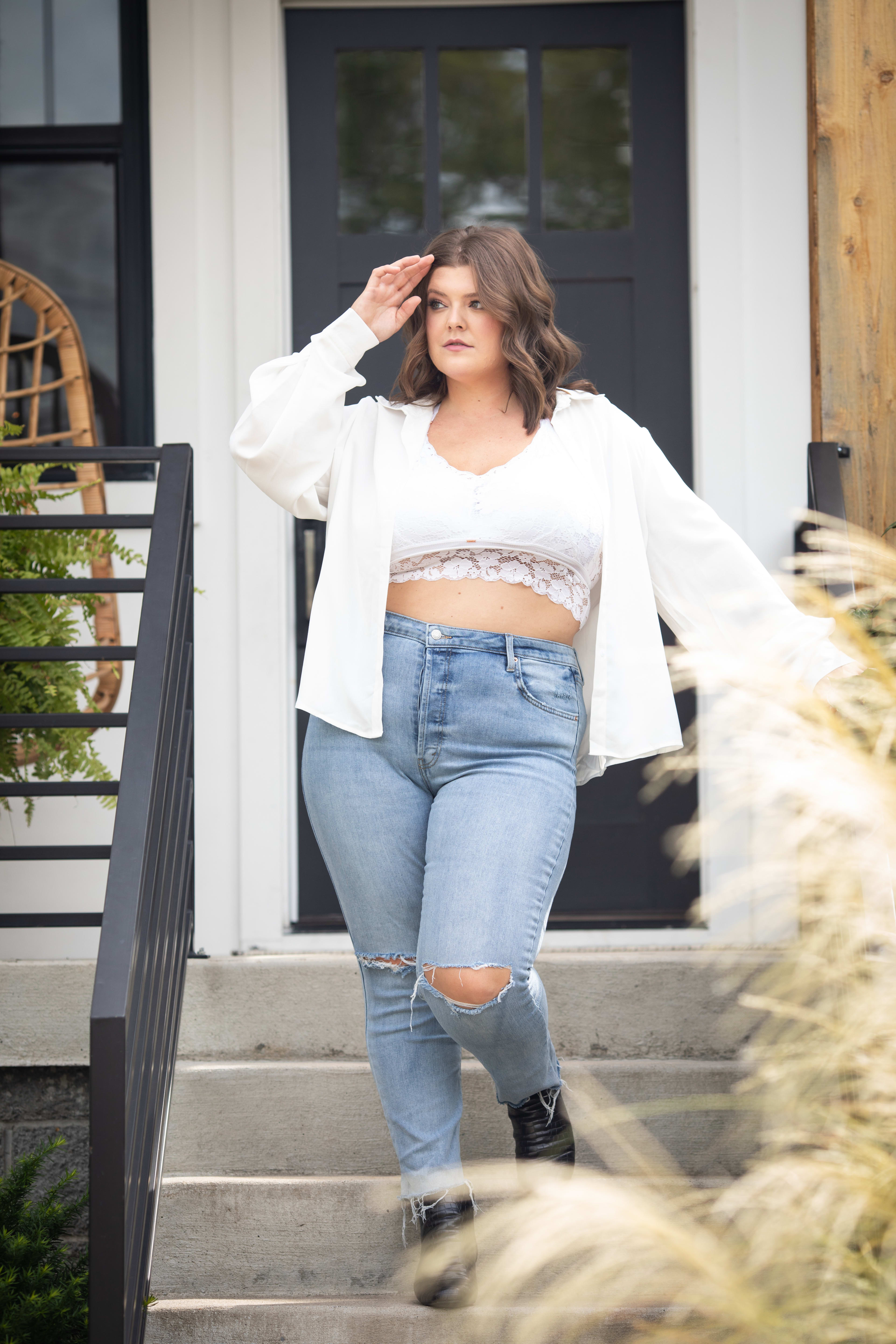 Une femme posant lors d'un shooting photo boho en extérieur sur les marches d'une maison.