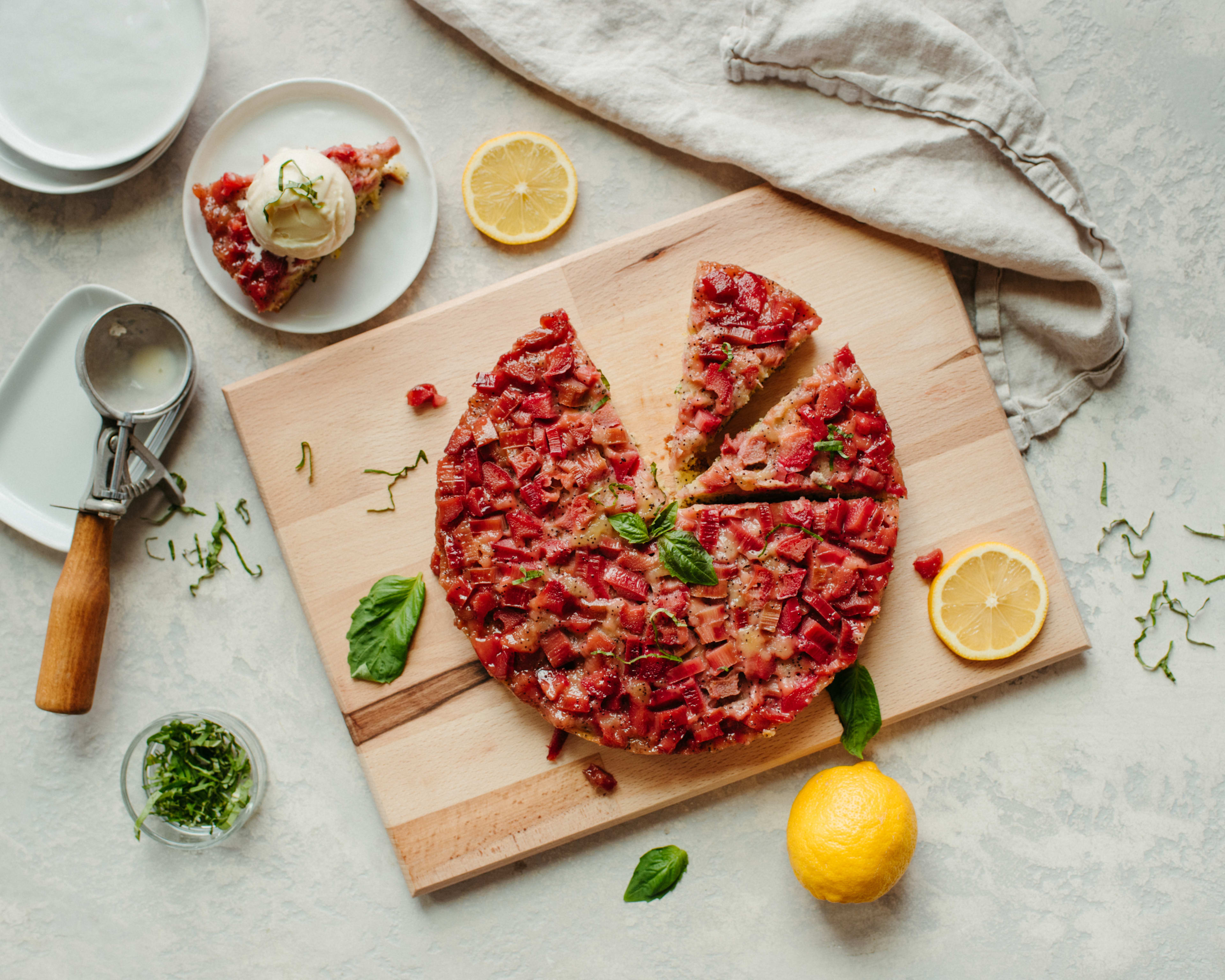 Une pizza pour un shooting photo culinaire sur une planche à découper avec des tranches découpées.
