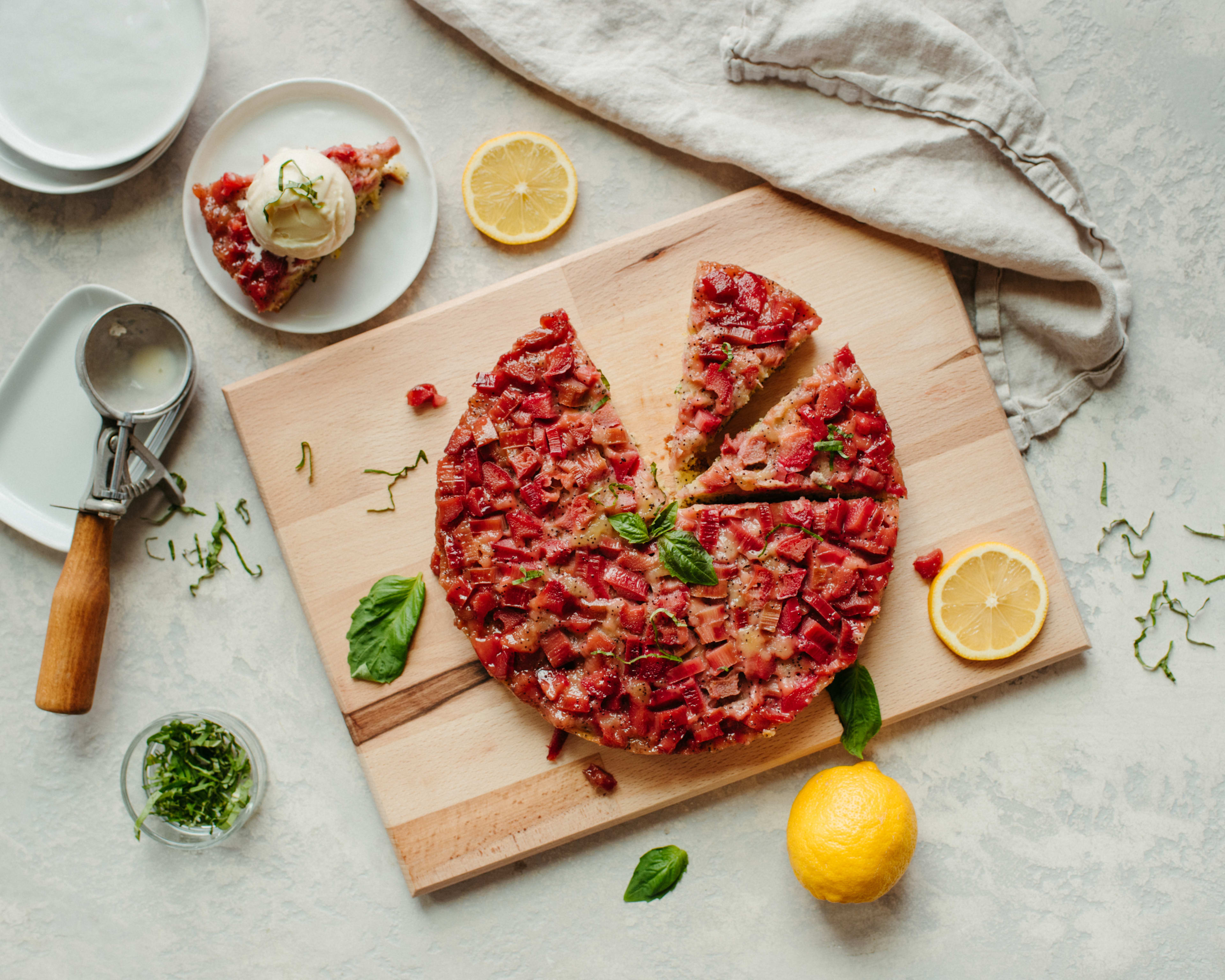 Eine Pizza für ein Food-Fotoshooting auf einem Schneidebrett in Stücke geschnitten.