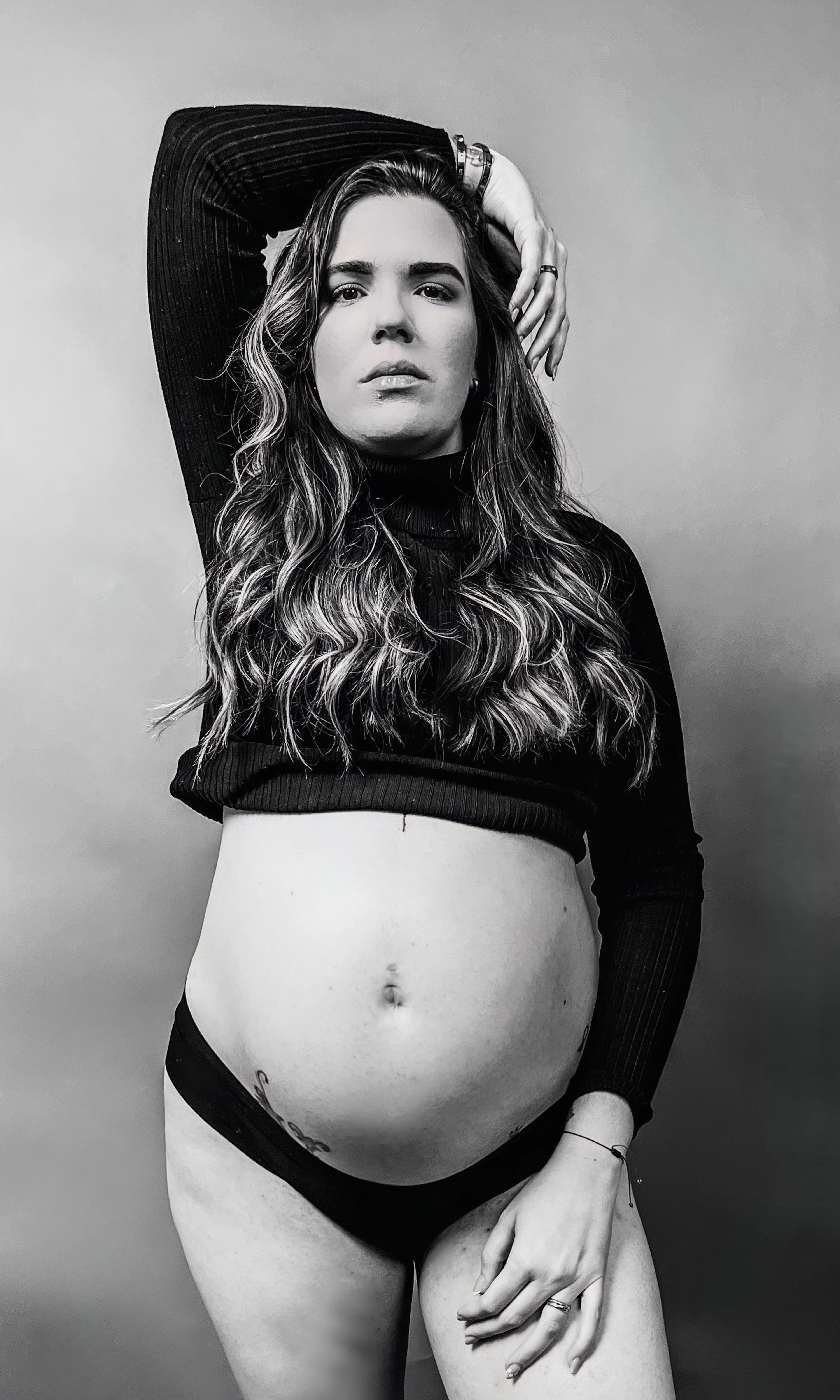 A black and white maternity photoshoot of a pregnant woman.
