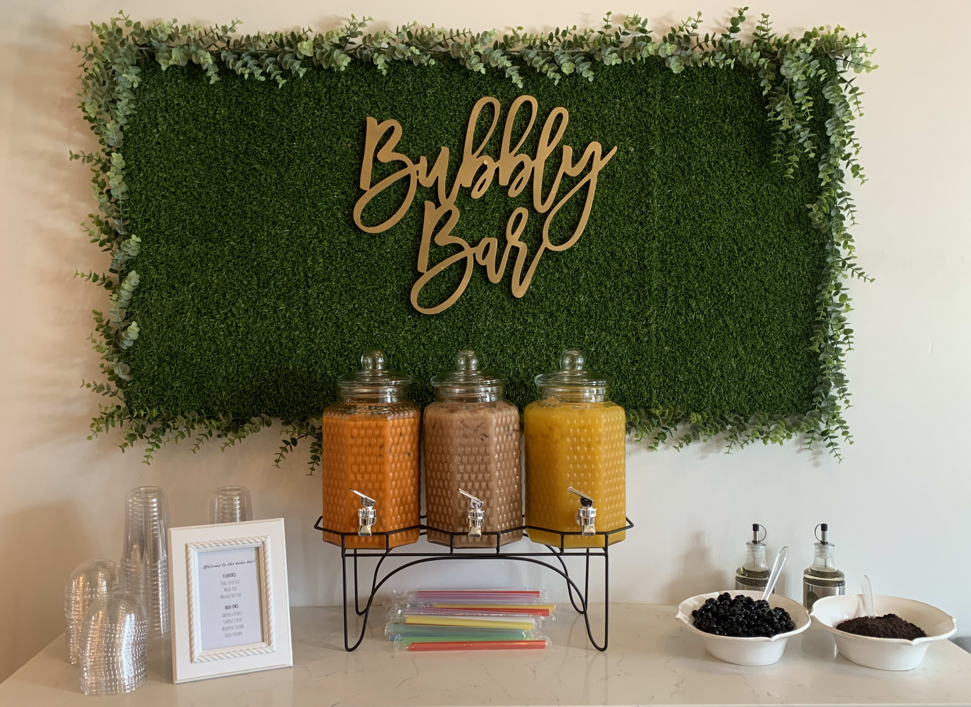 Un présentoir neutre de bougies et de condiments sur une table.