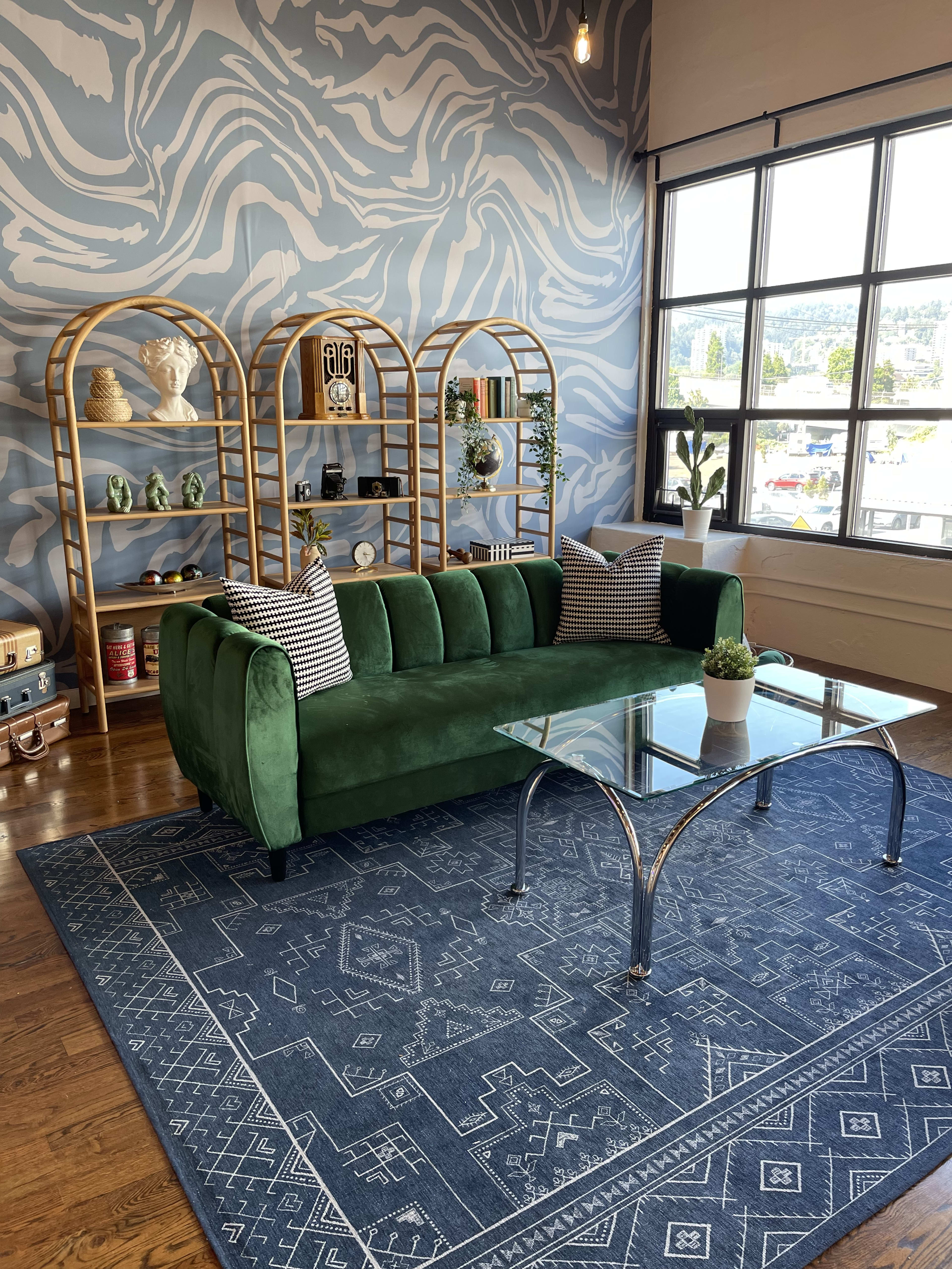Un salón retro con una alfombra azul.