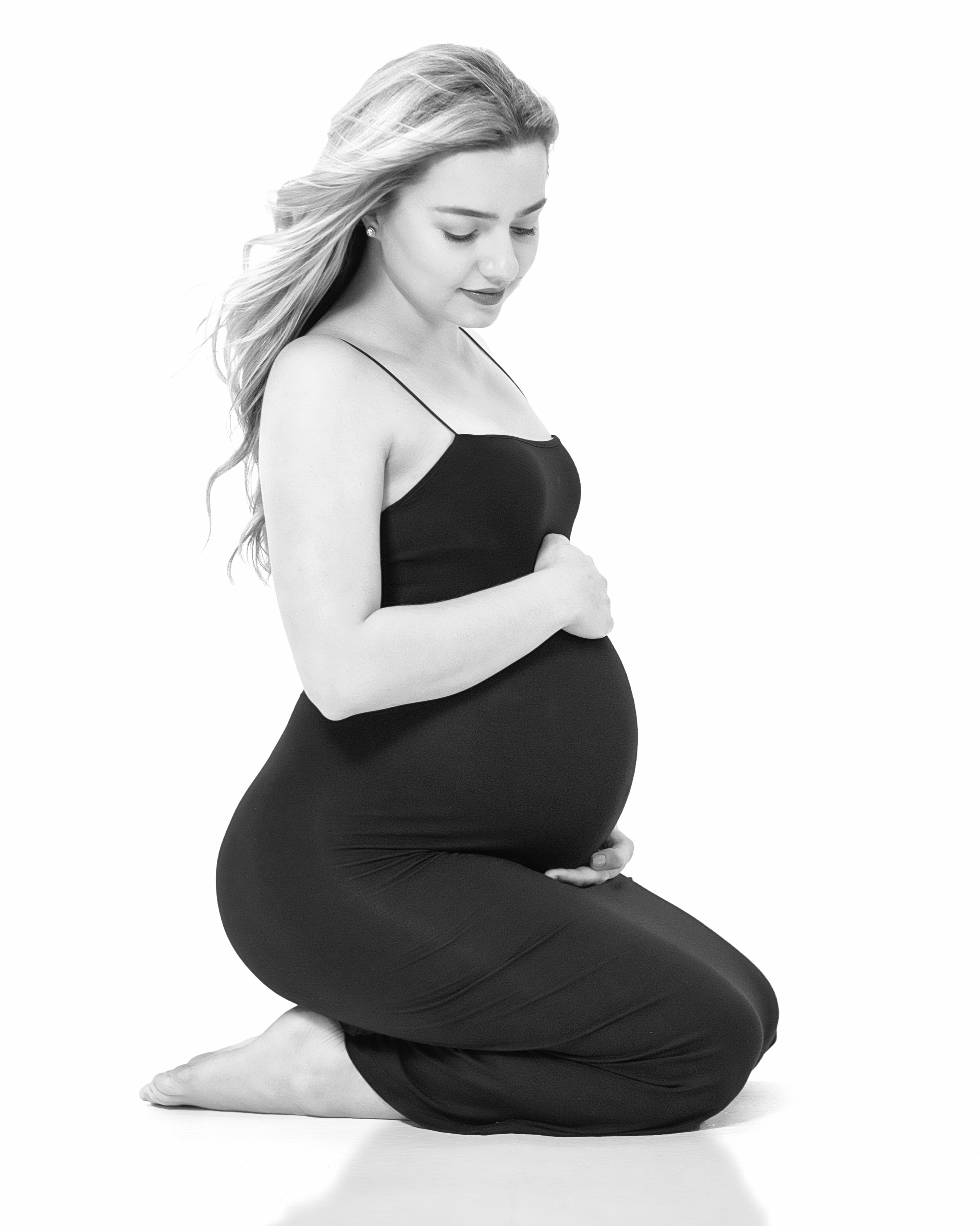 Un shooting de maternité minimaliste avec une robe noire.