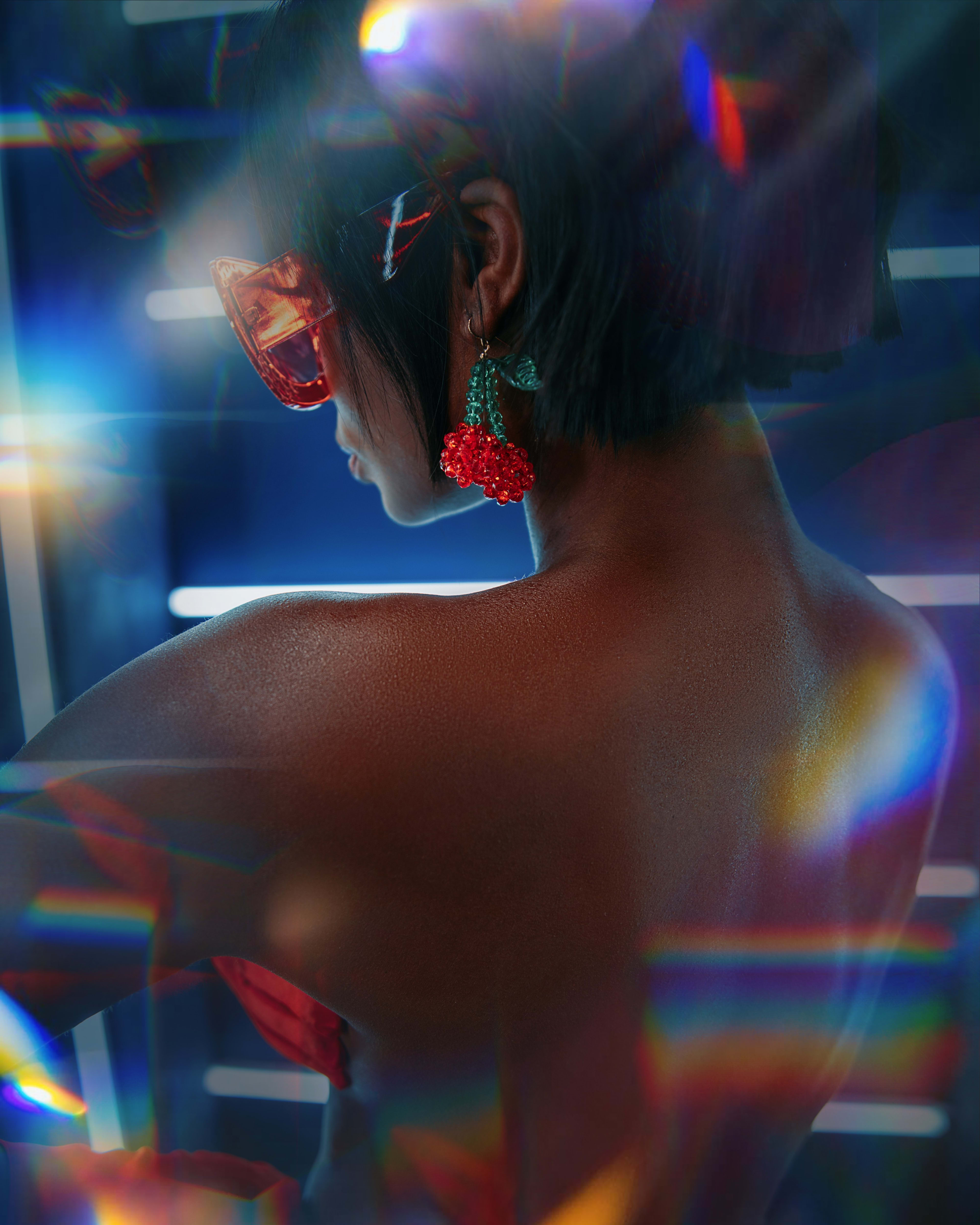 Une femme avec des lunettes de soleil rouges lors d'un shooting photo.