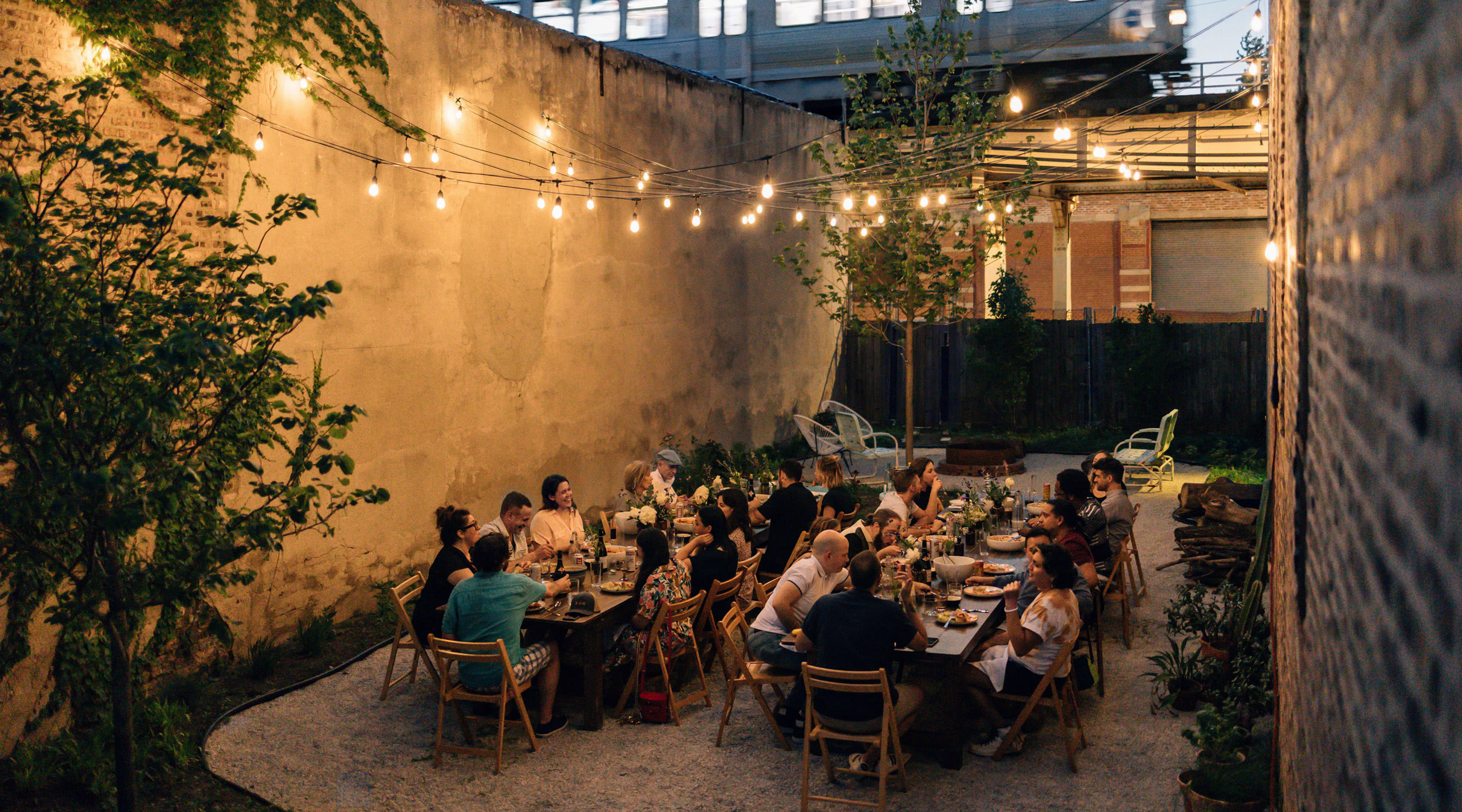 Cena grande en un almacén al aire libre