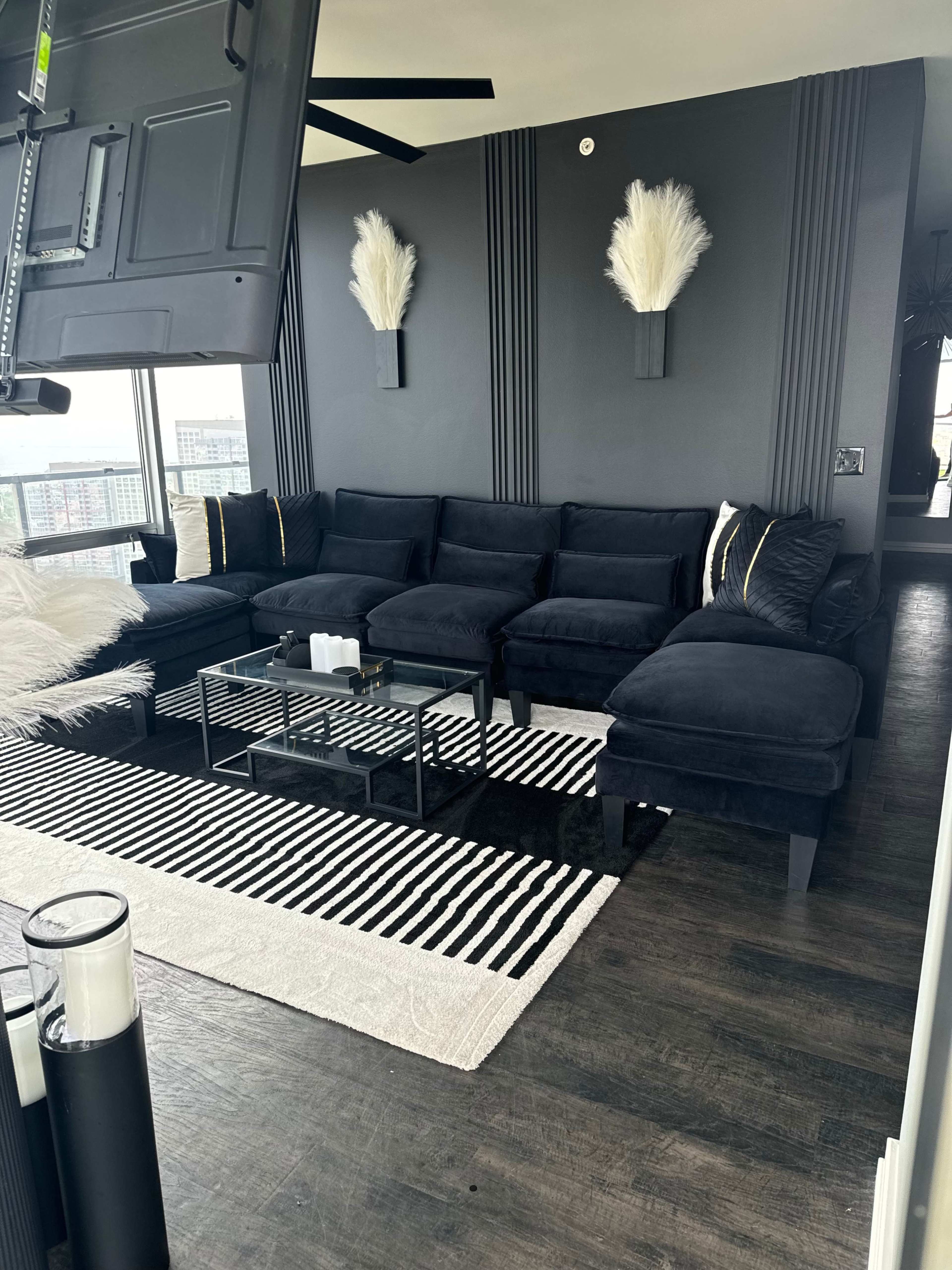 A closer look at Penthouse With Wraparound Balcony