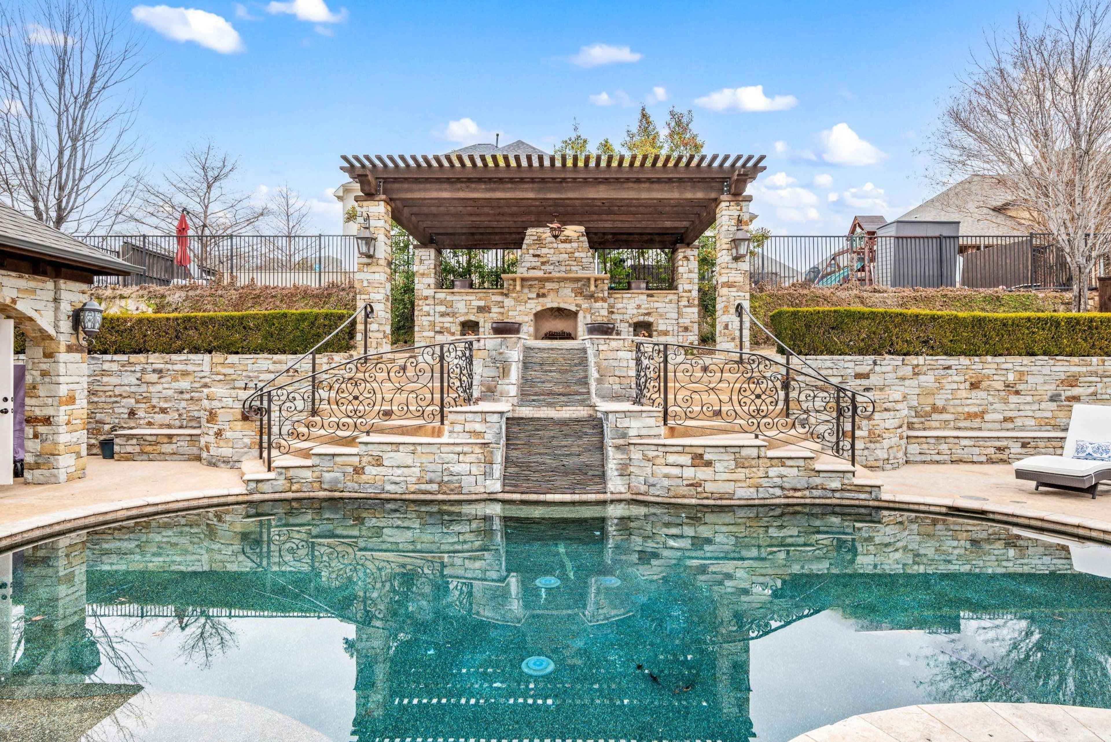 Venetian-style Pool/Spa combination Backyard Image in Heritage, Fort Worth, TX