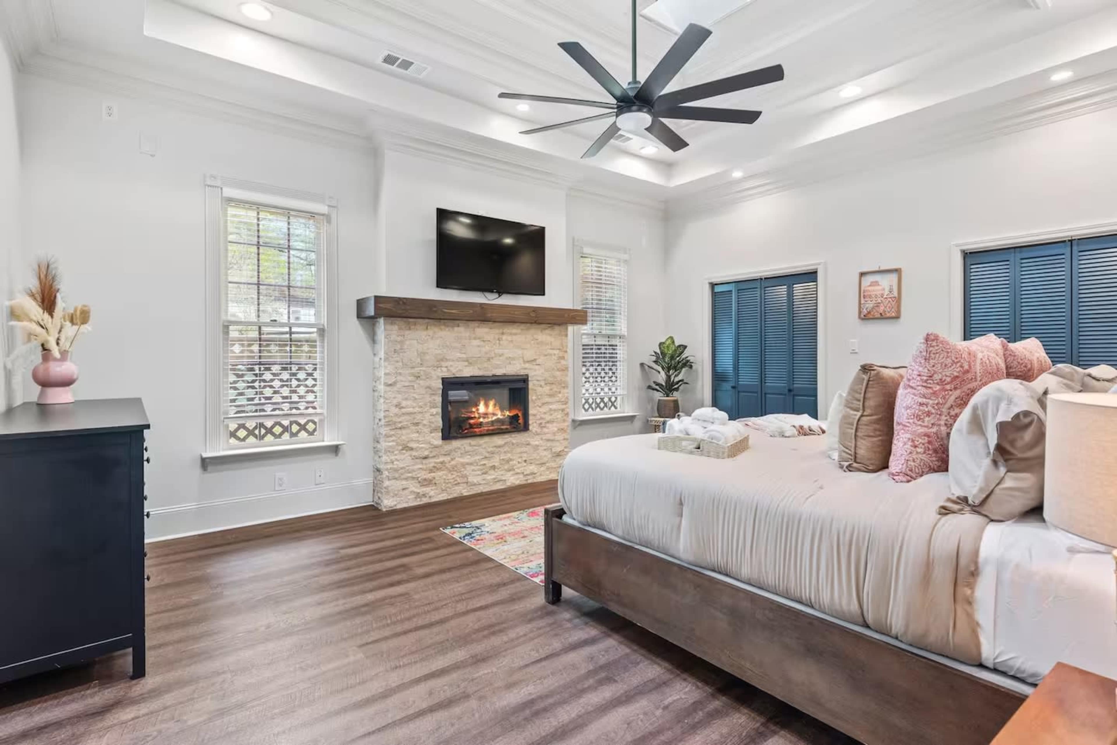 Luxury Intown-ATL Spacious Retreat (6 Rms; 10 Bds) Image in Grove Park, Atlanta, GA