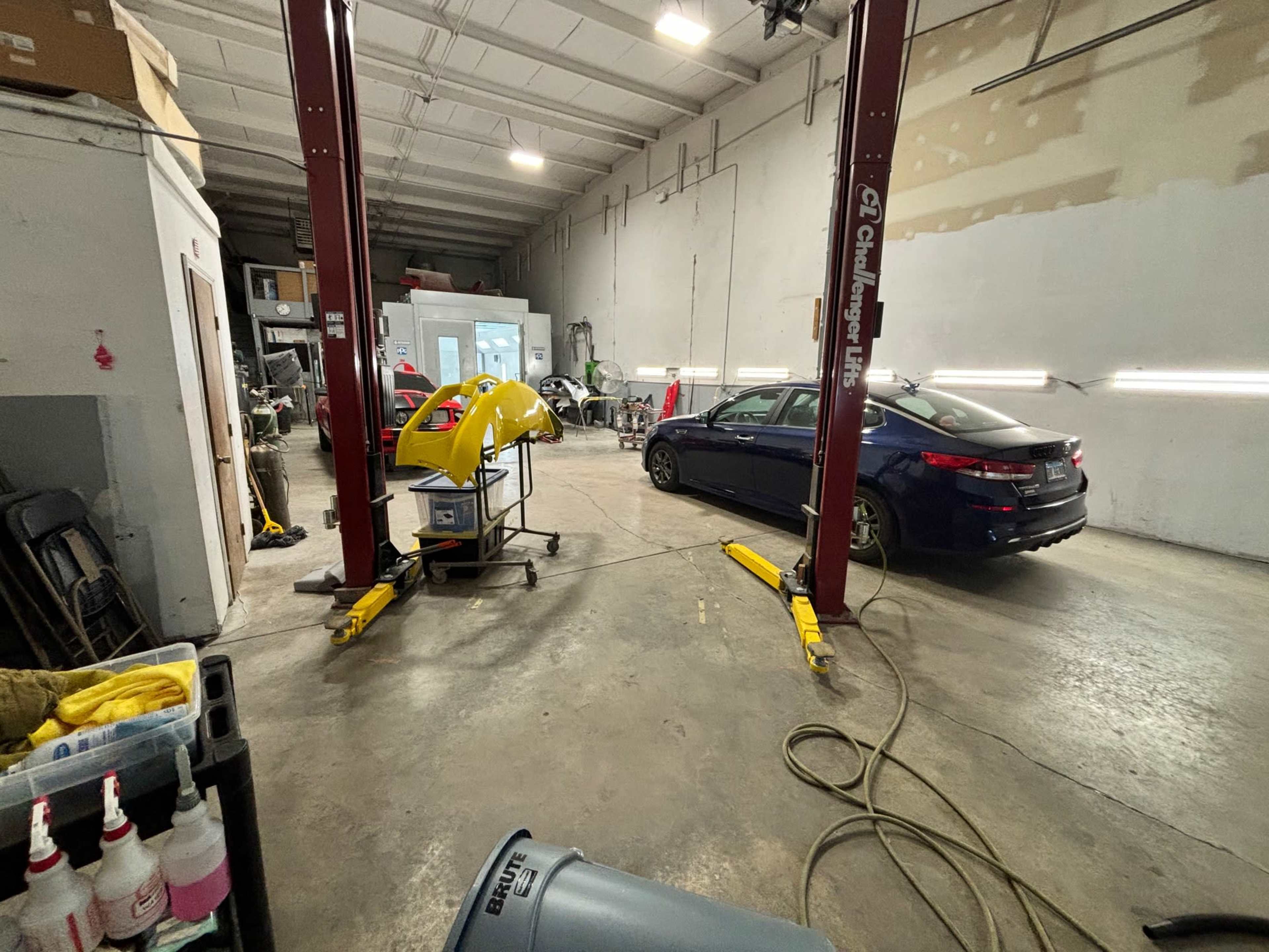 Clean Auto Shop with Full Size Office Image in Frankfort Township, Mokena, IL