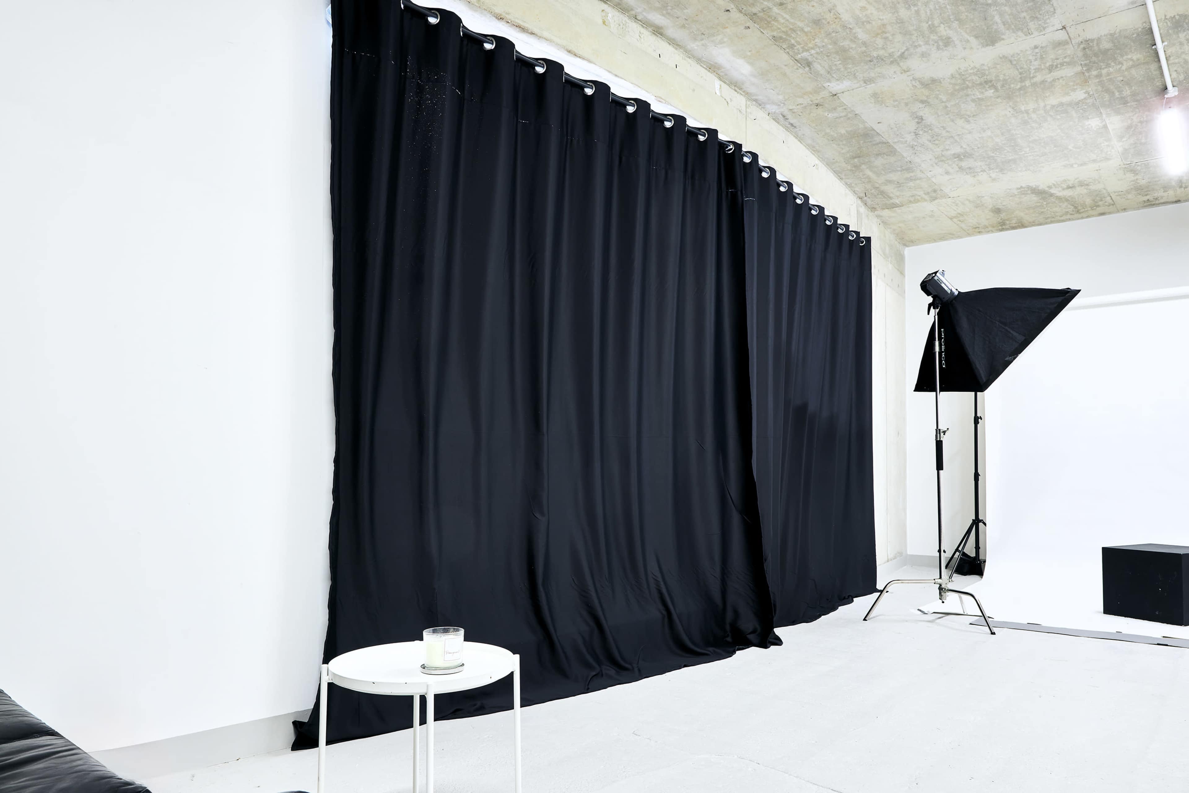 Versatile Studio E16 – Natural Light & Blackout Curtains Image in Royal Docks, London, ENG