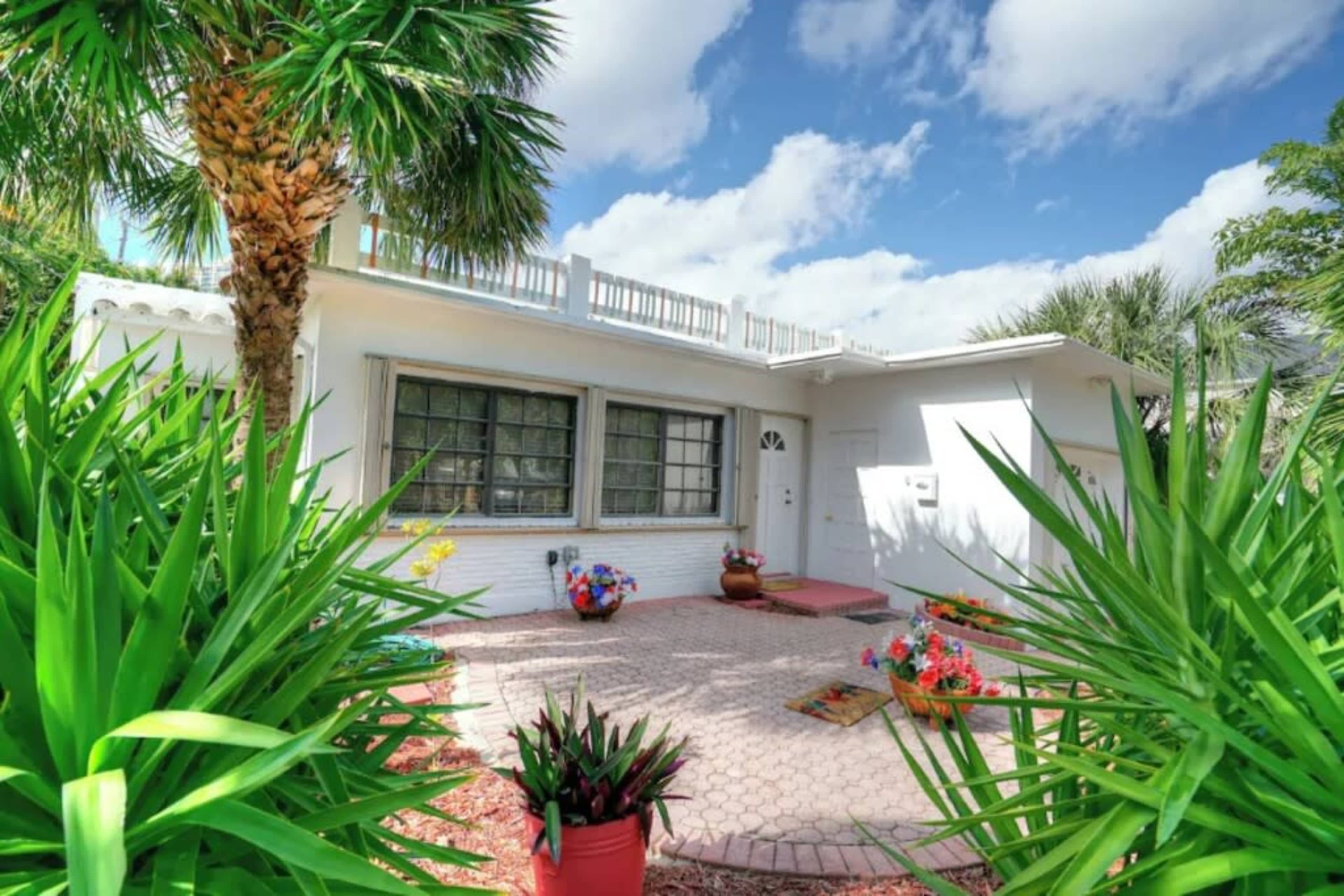 Beachside Cottage, direct Ocean Access Image in Lauderdale Beach, Fort Lauderdale, FL