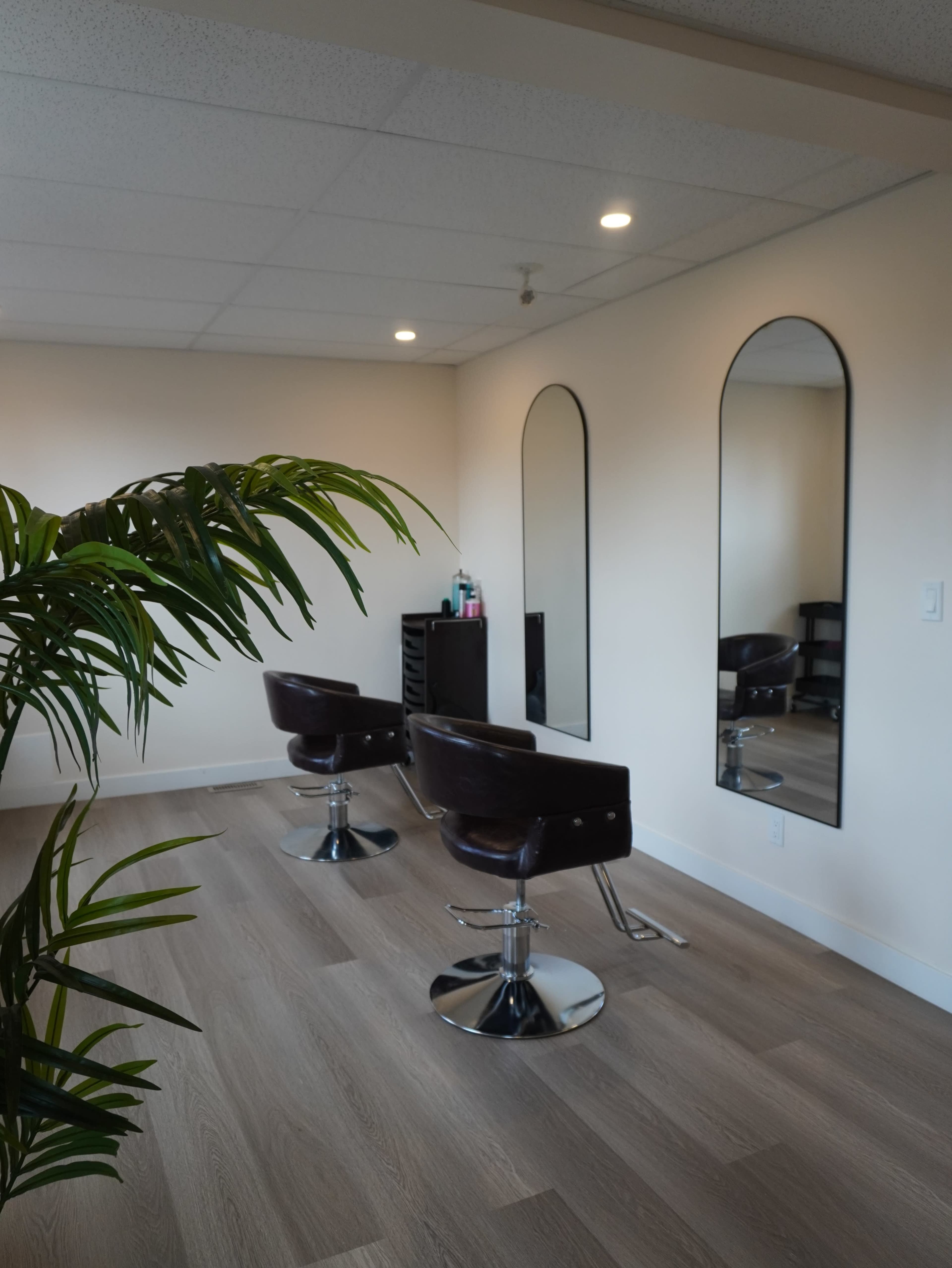 Get Ready In A  Downtown Calgary Hair Salon Image in Northwest Calgary, Calgary, AB