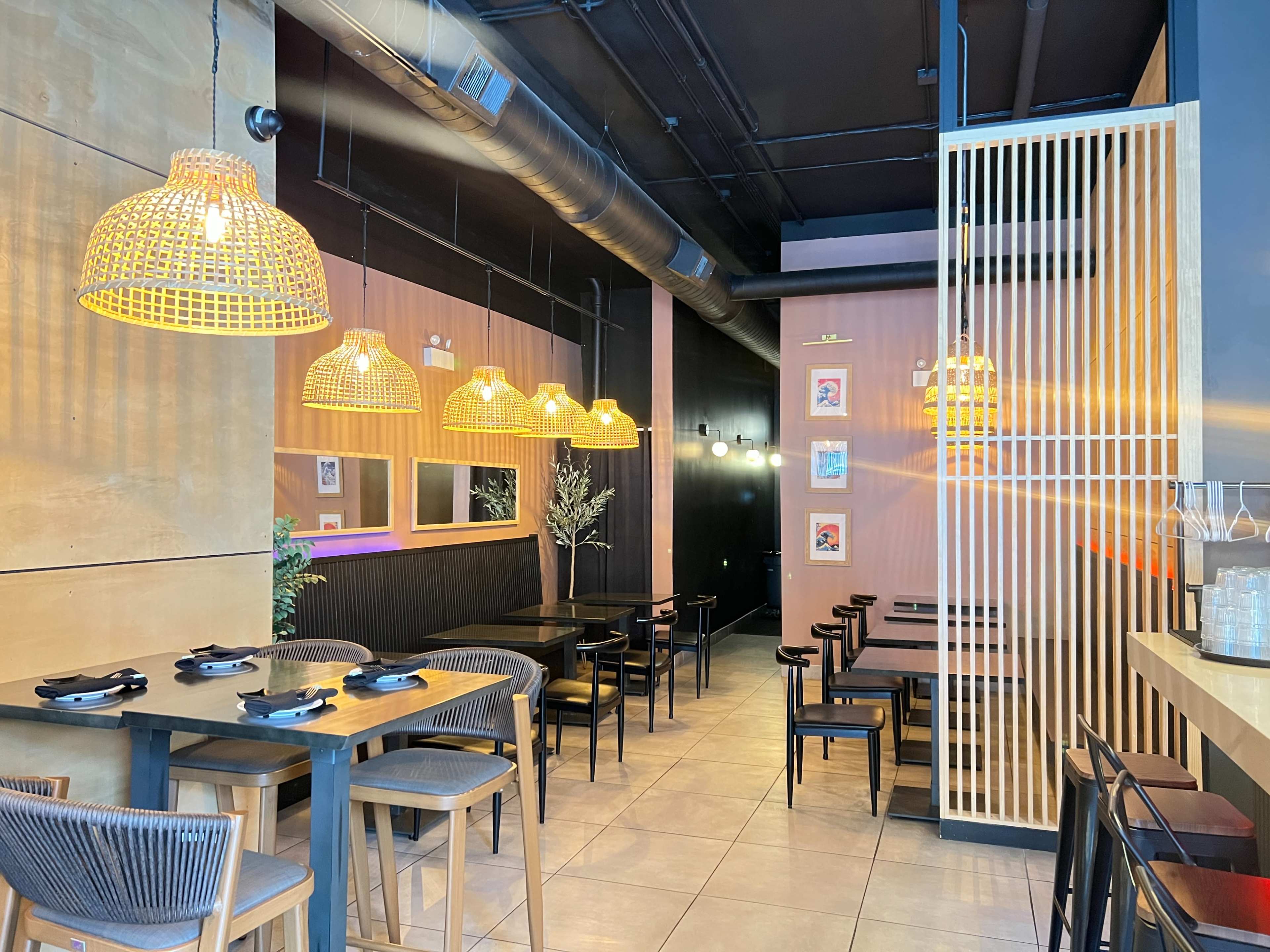 Trendy Bucktown restaurant space with full bar next to Western blueline Image in Logan Square, Chicago, IL