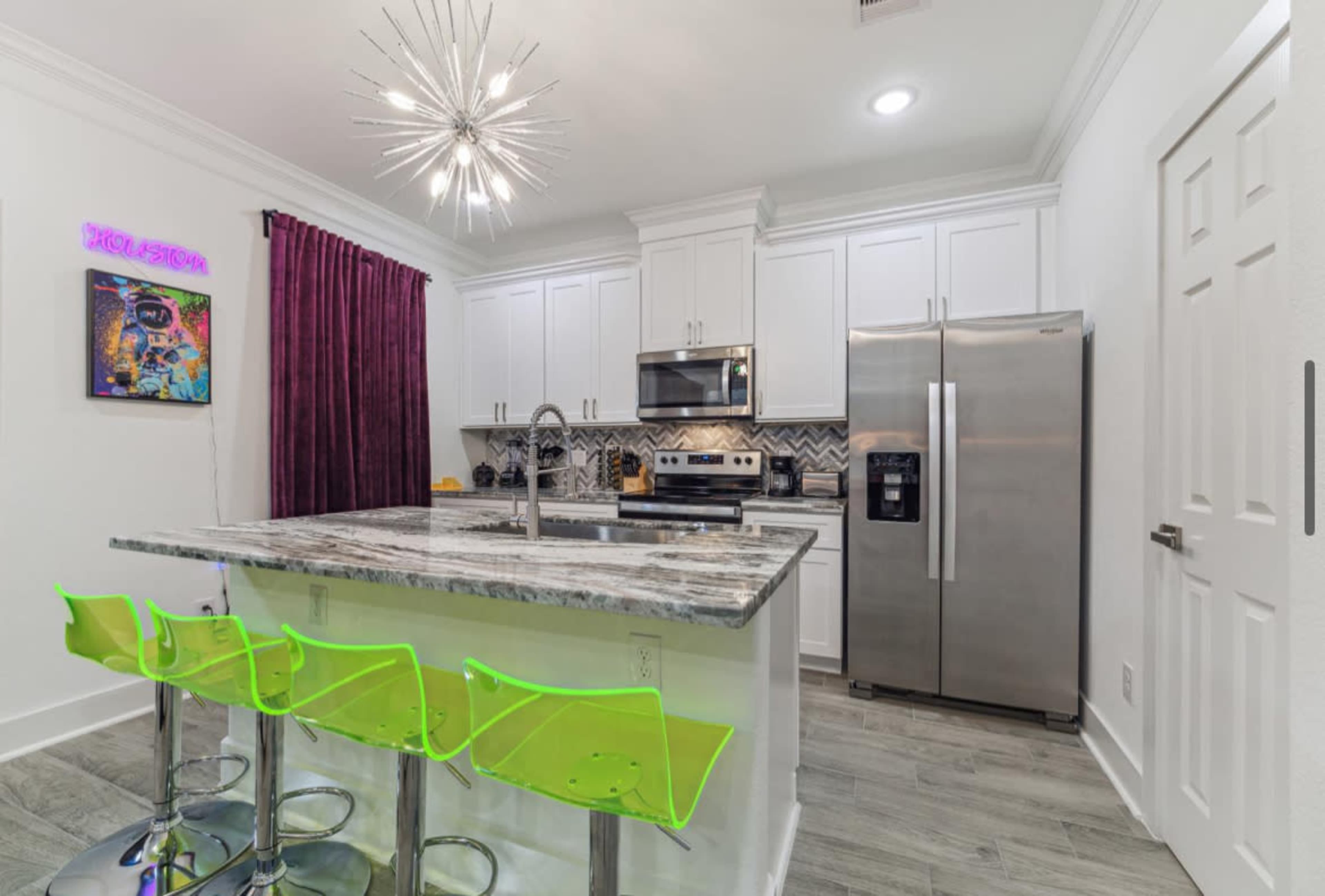 Urban modern townhome with views of the industrial train yard and downtown skyline Image in Greater Fifth Ward, Houston, TX