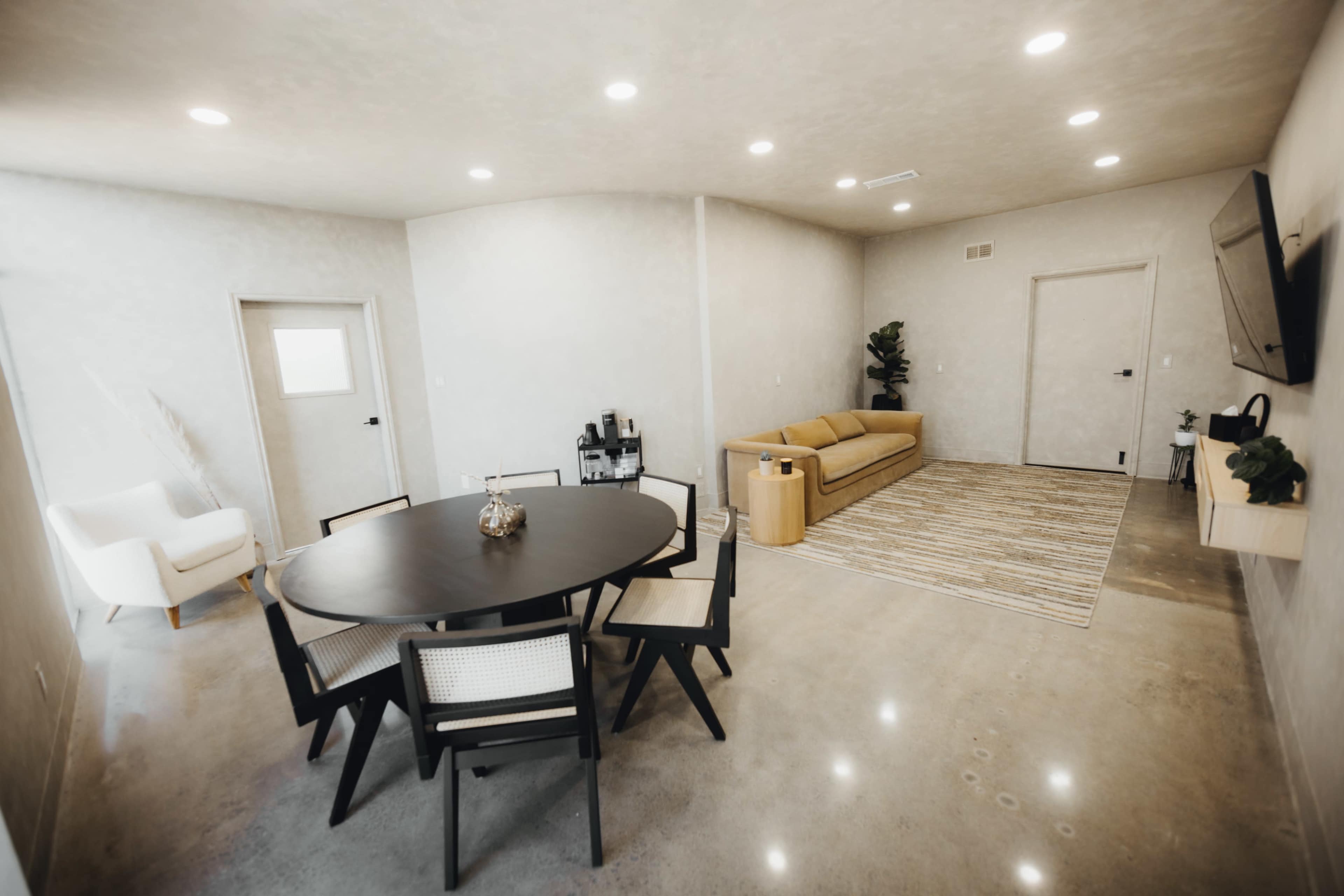 Neutral Organic Office Lounge Image in Whittier, Whittier, CA