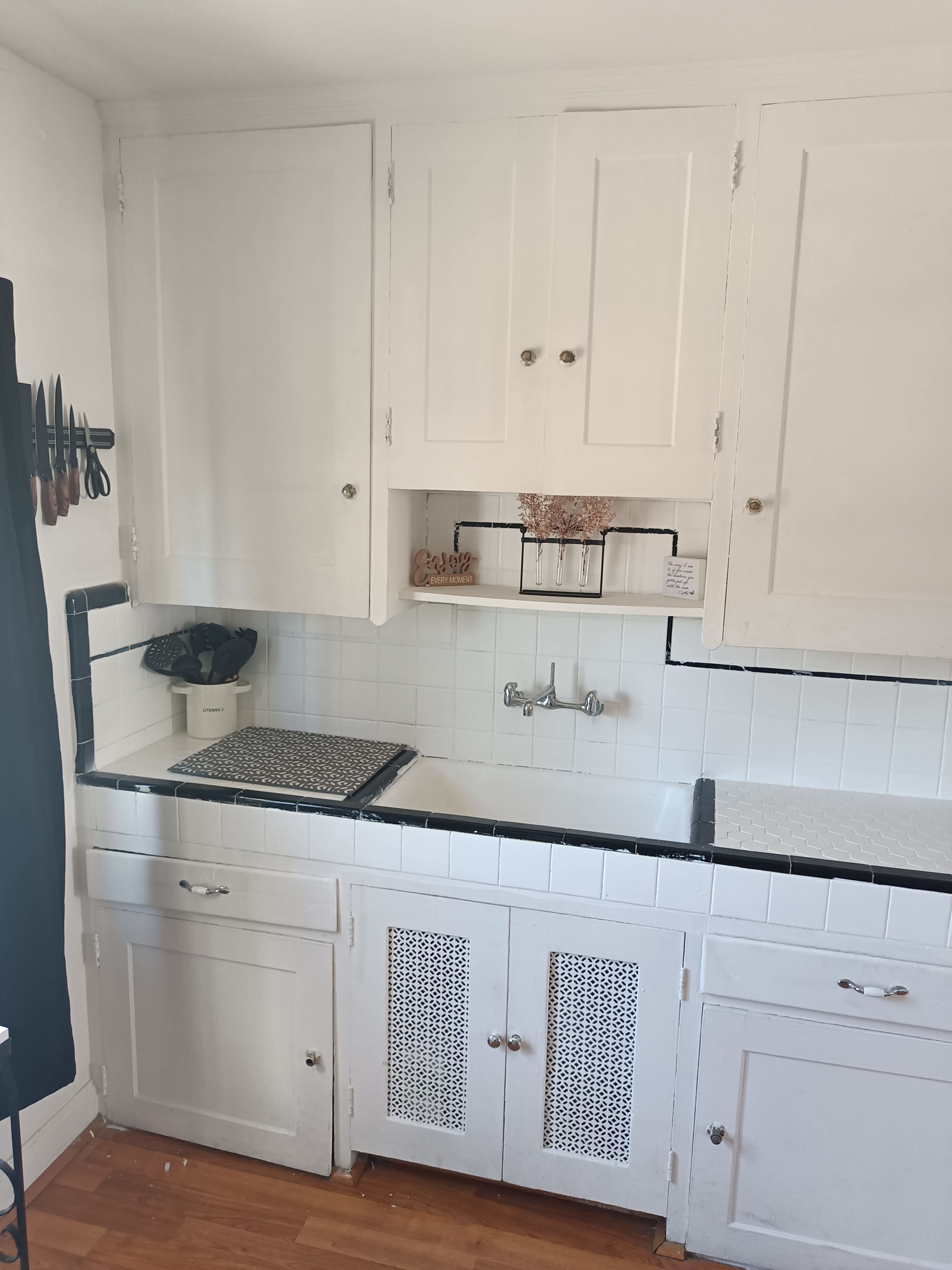 Charming Morningside Flat with Plenty of Light | Perfect for Creatives Image in Morningside, Detroit, MI