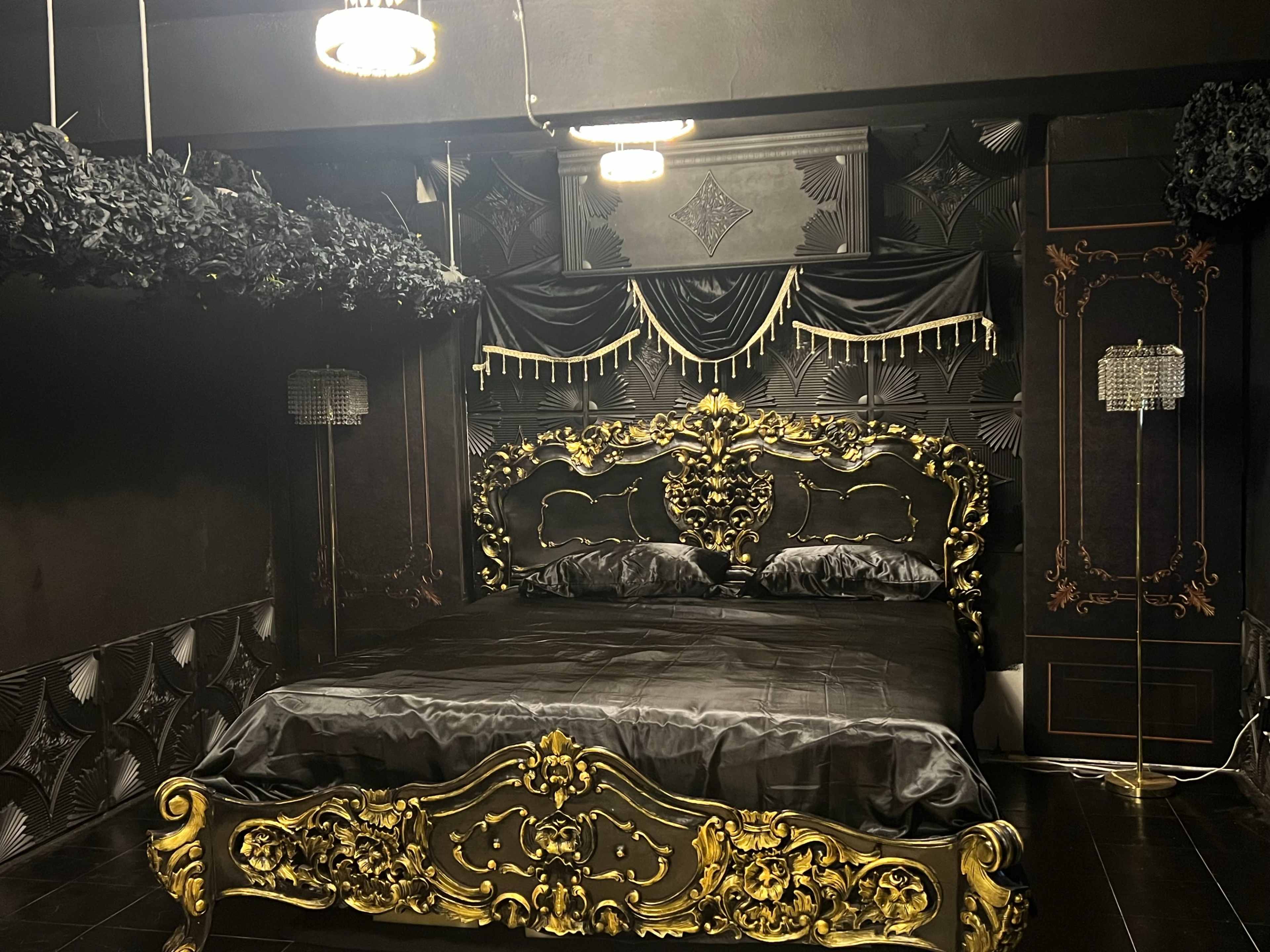 Black & Gold Luxury Bed Room - Photo & Video Space for Rent Image in Skid Row, Los Angeles, CA