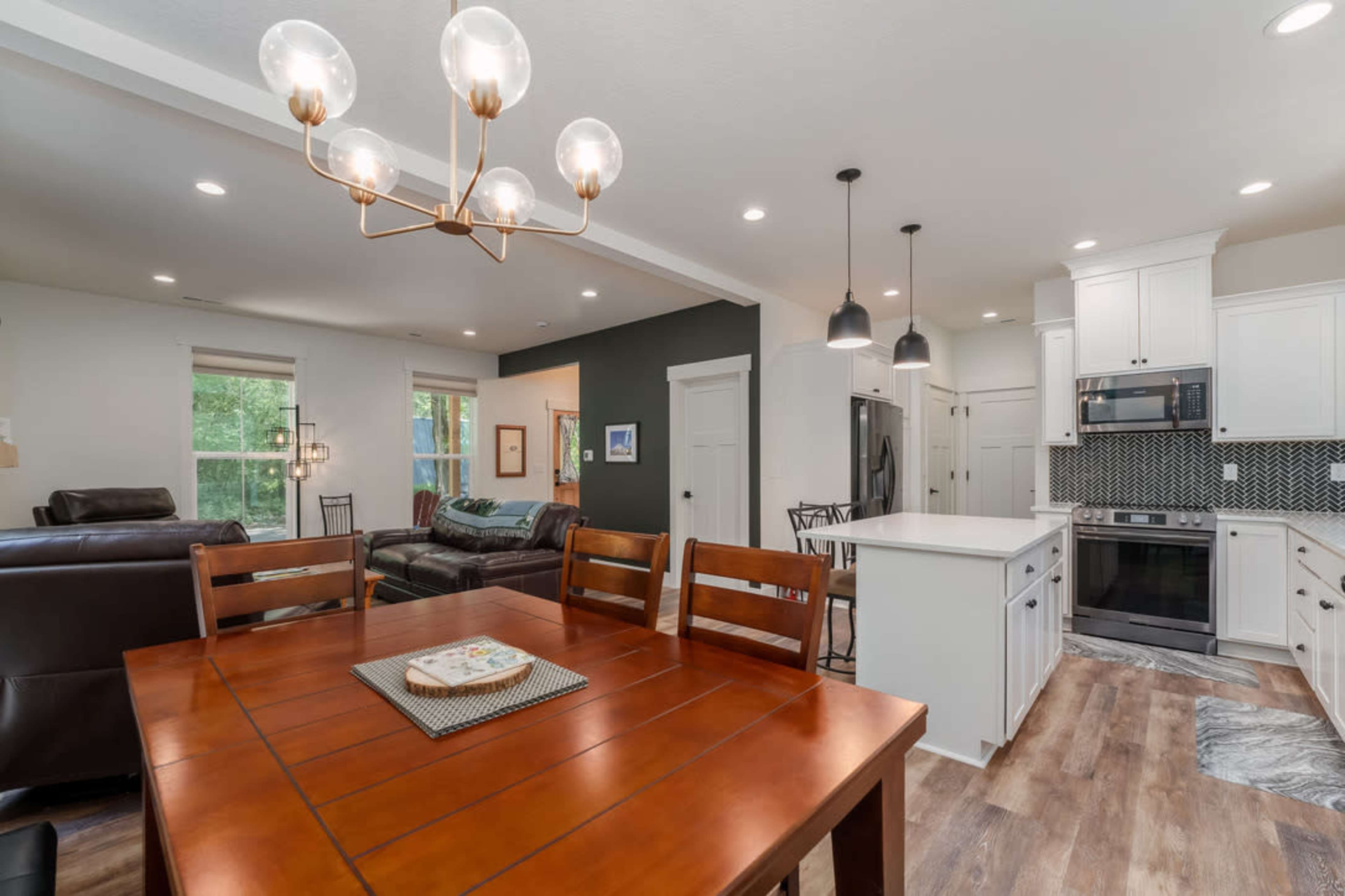 Modern Luxury Mt. Hood Cabin - Hot Tub, Fire Pit & Deck for Events Image in Mount Hood Village, Rhododendron, OR