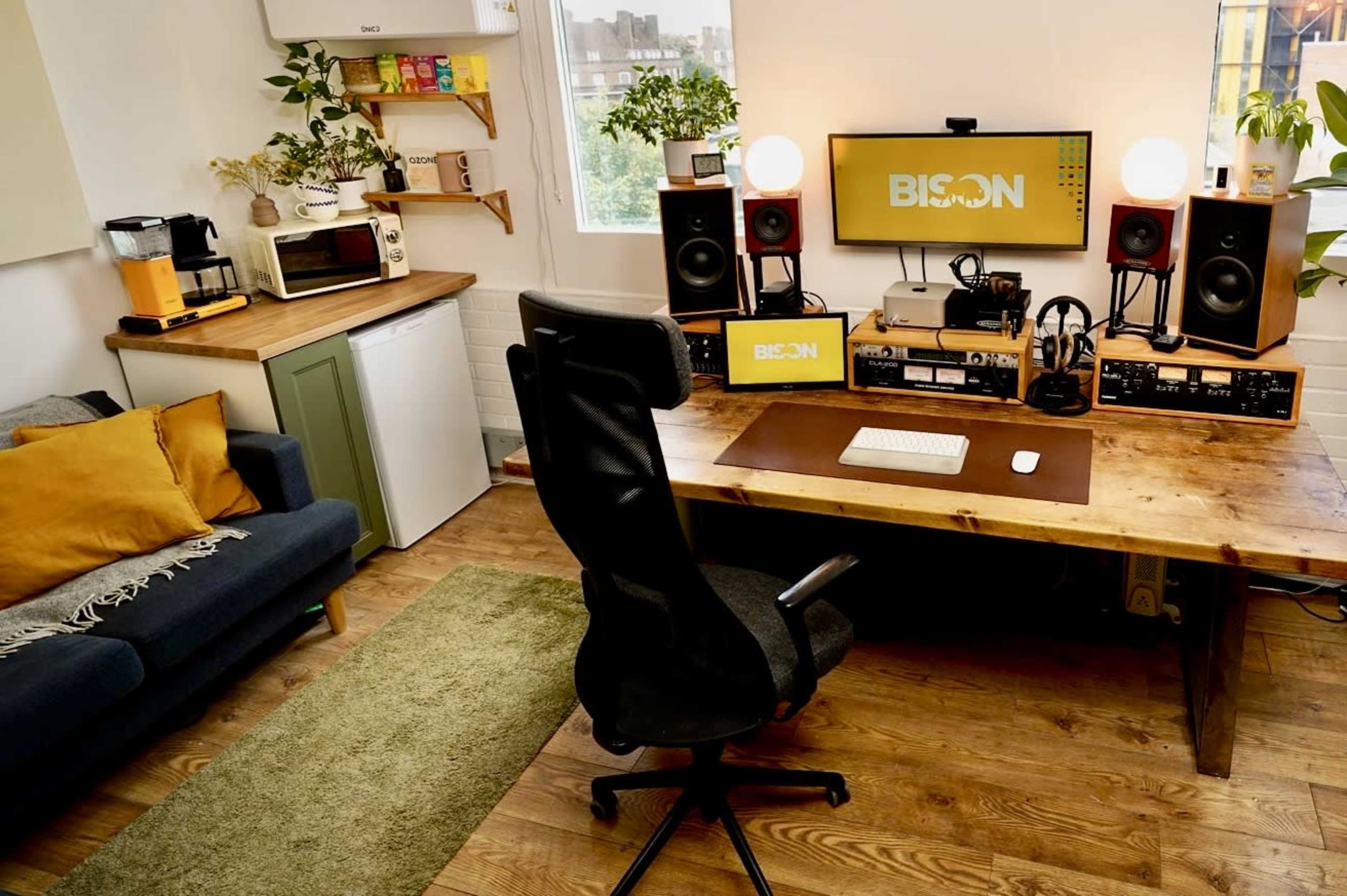 Boutique Podcast & Music Studio Image in London, London, ENG