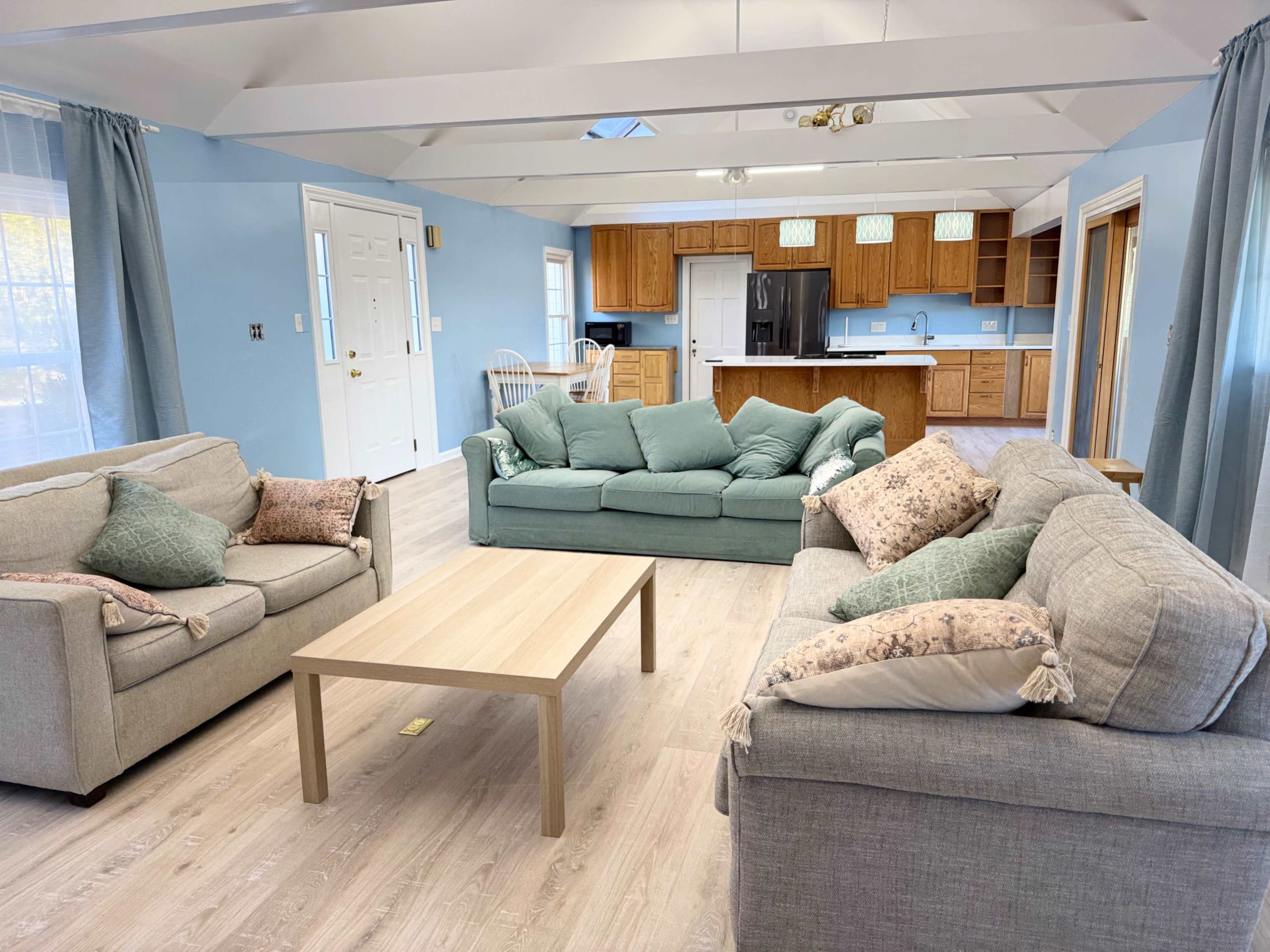 Bright and Spacious Lounge with Cozy Ambiance Image in National Harbor, Oxon Hill, MD