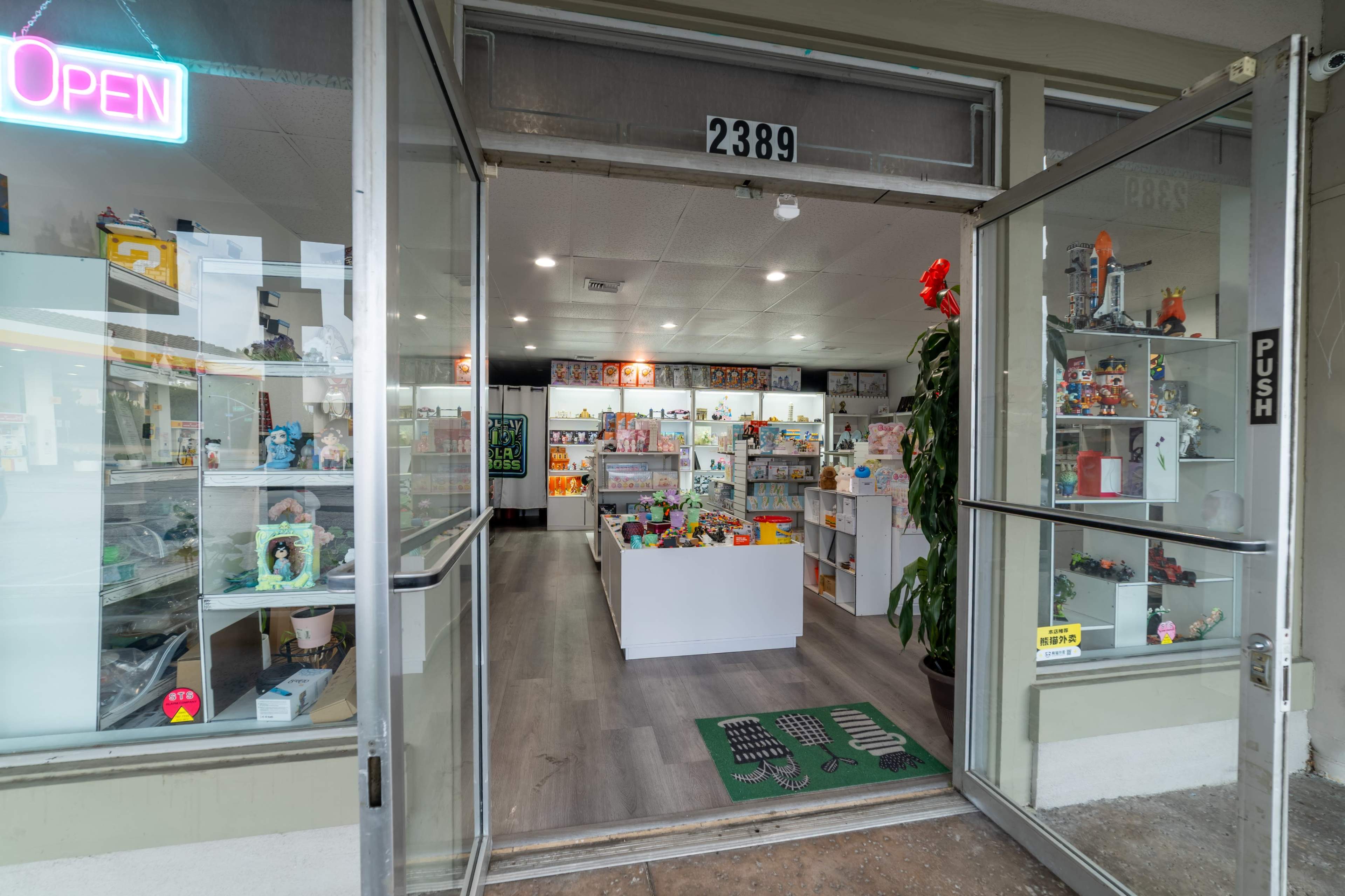 A street plaza seeing Shell gas station and 7-11 and some street views Image in Hacienda Heights, Hacienda Heights, CA