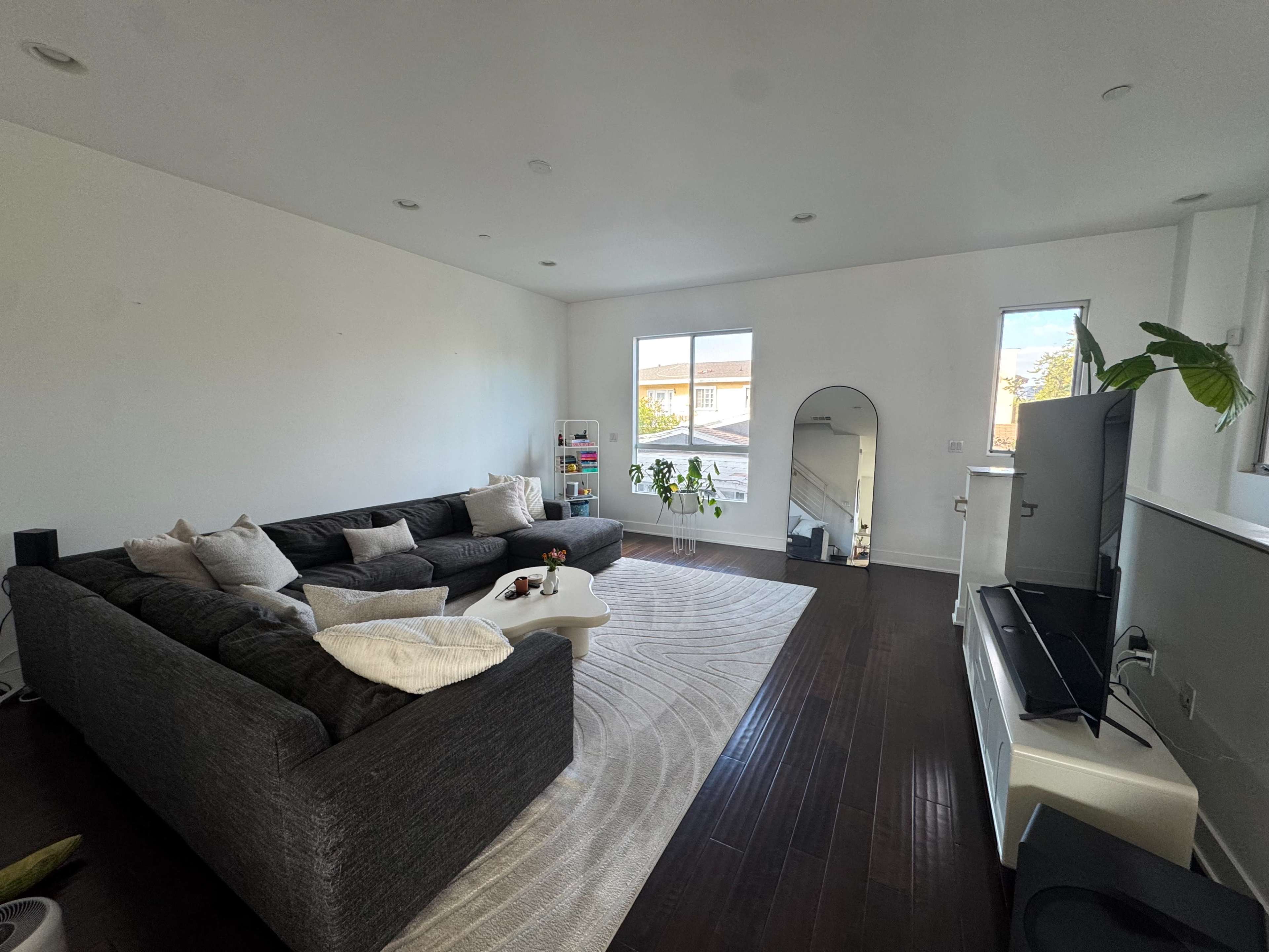 Minimalist Modern LA Home with Natural Light & Rooftop Skyline Views Image in Central LA, Los Angeles, CA