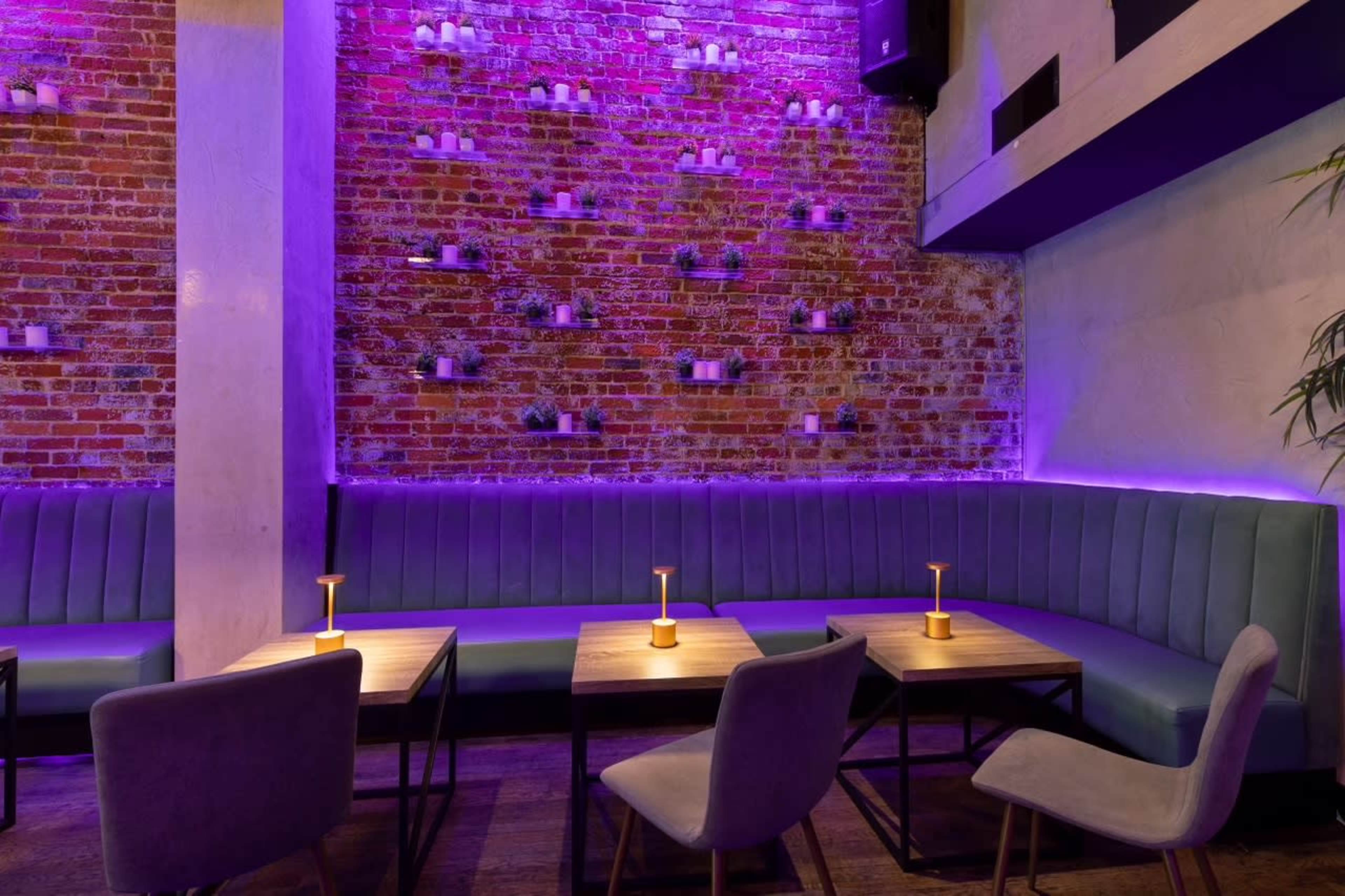 Bar and lounge serving food & drinks in Soma close to Salesforce and Linkedin Image in SoMa, San Francisco, CA