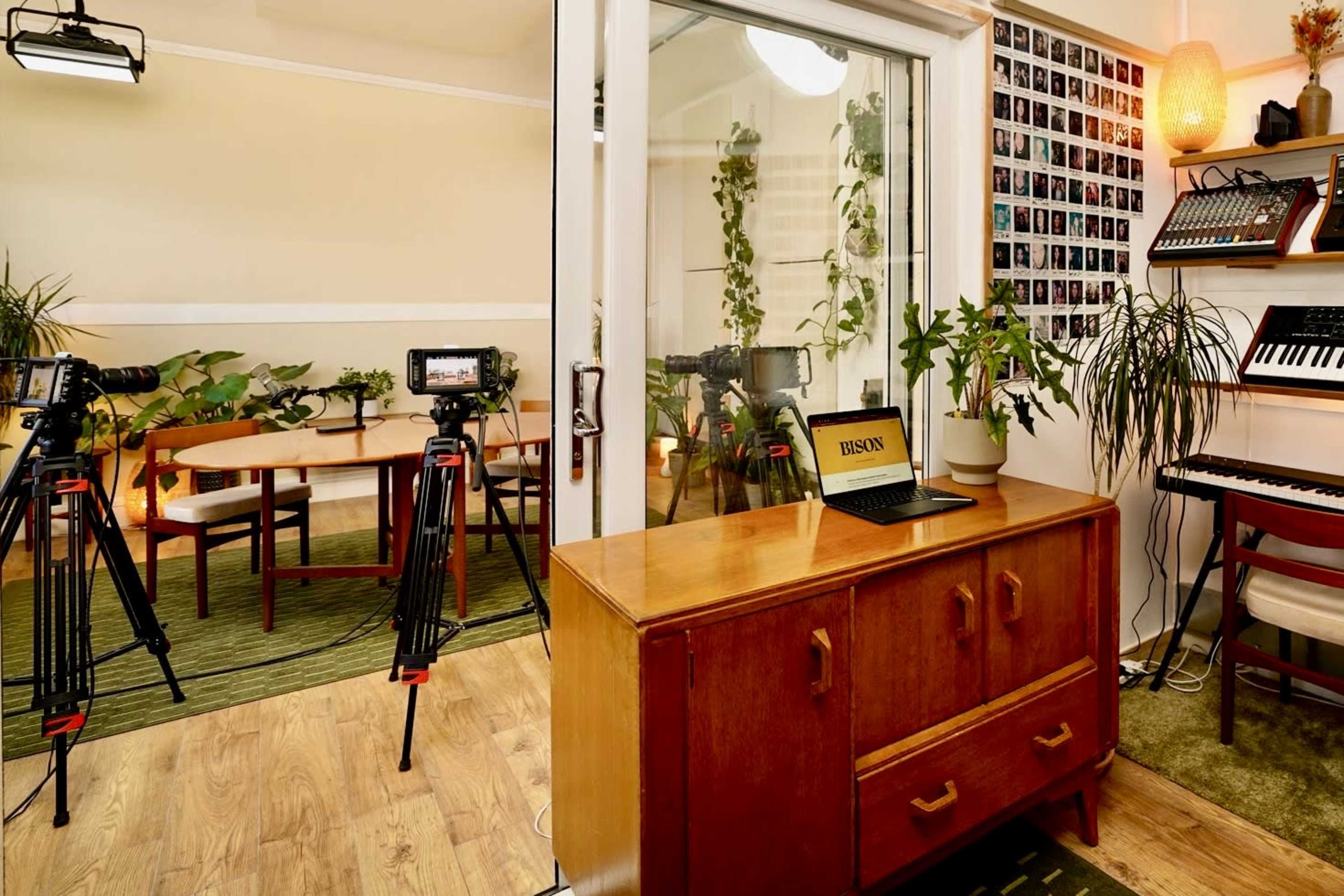 Boutique Podcast & Music Studio Image in London, London, ENG