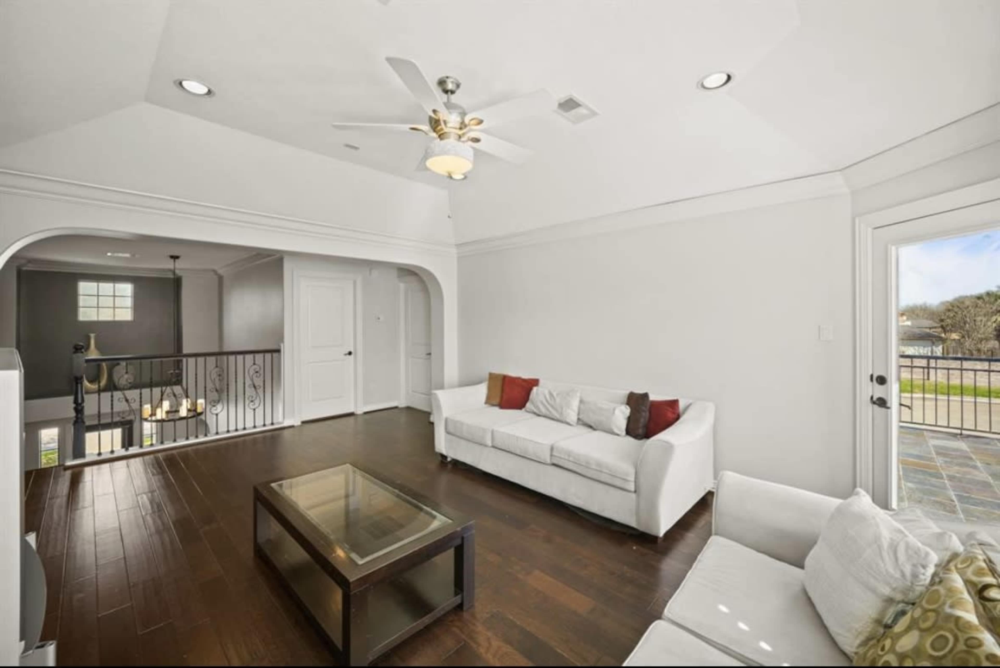 Modern Suburban Retreat with Open Layout and Natural Light – Ideal for Photoshoots, Small Gatherings, or Creative Projects Image in Eldridge / West Oaks, Houston, TX