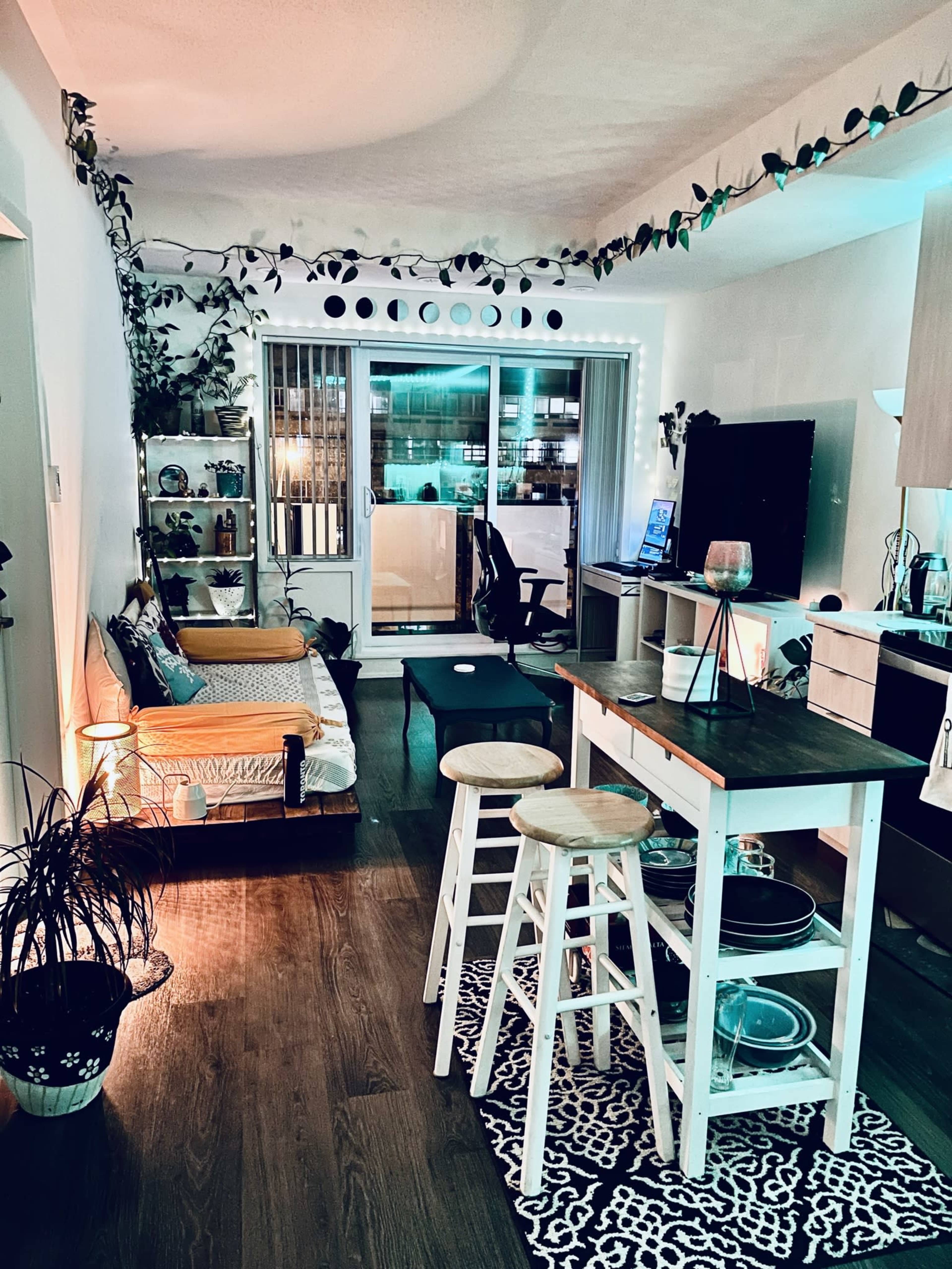 Perfect Zen Space -  Ideal for Podcasts, Documentaries and Short Film shoots! Image in Malvern, Scarborough, ON