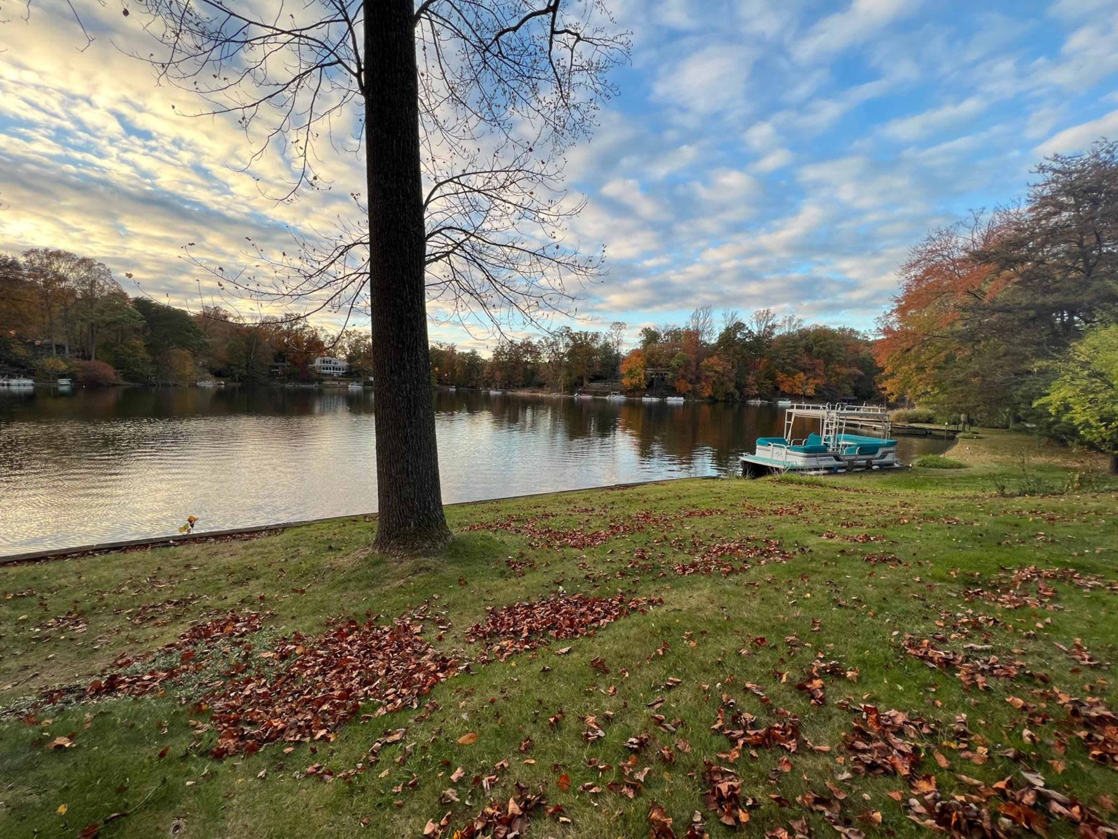 15 mins from DC Private backyard of house on the Lake Image in Lake Barcroft, falls Church, VA