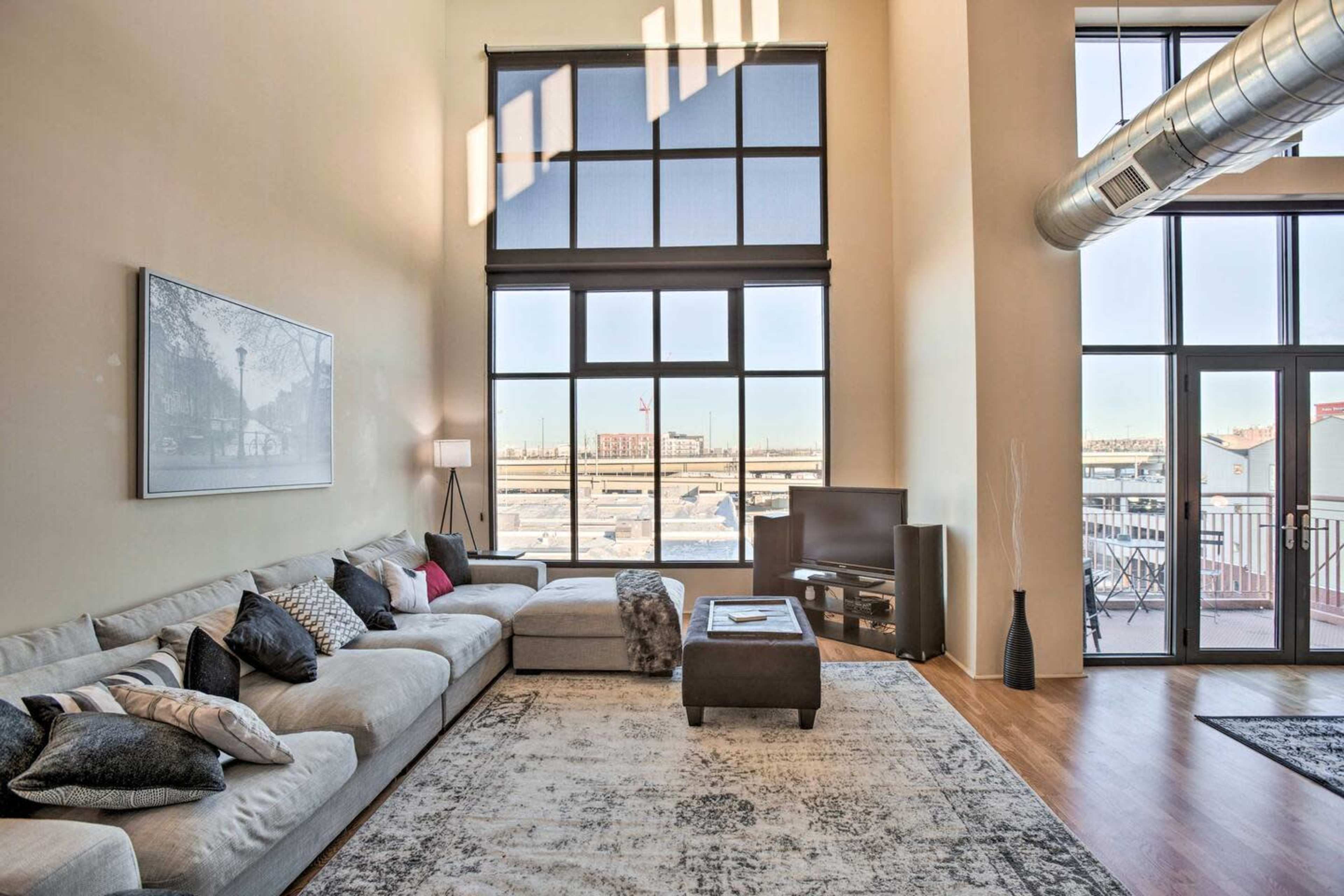Downtown loft with high ceilings and tons of space Image in Five Points, Denver, CO