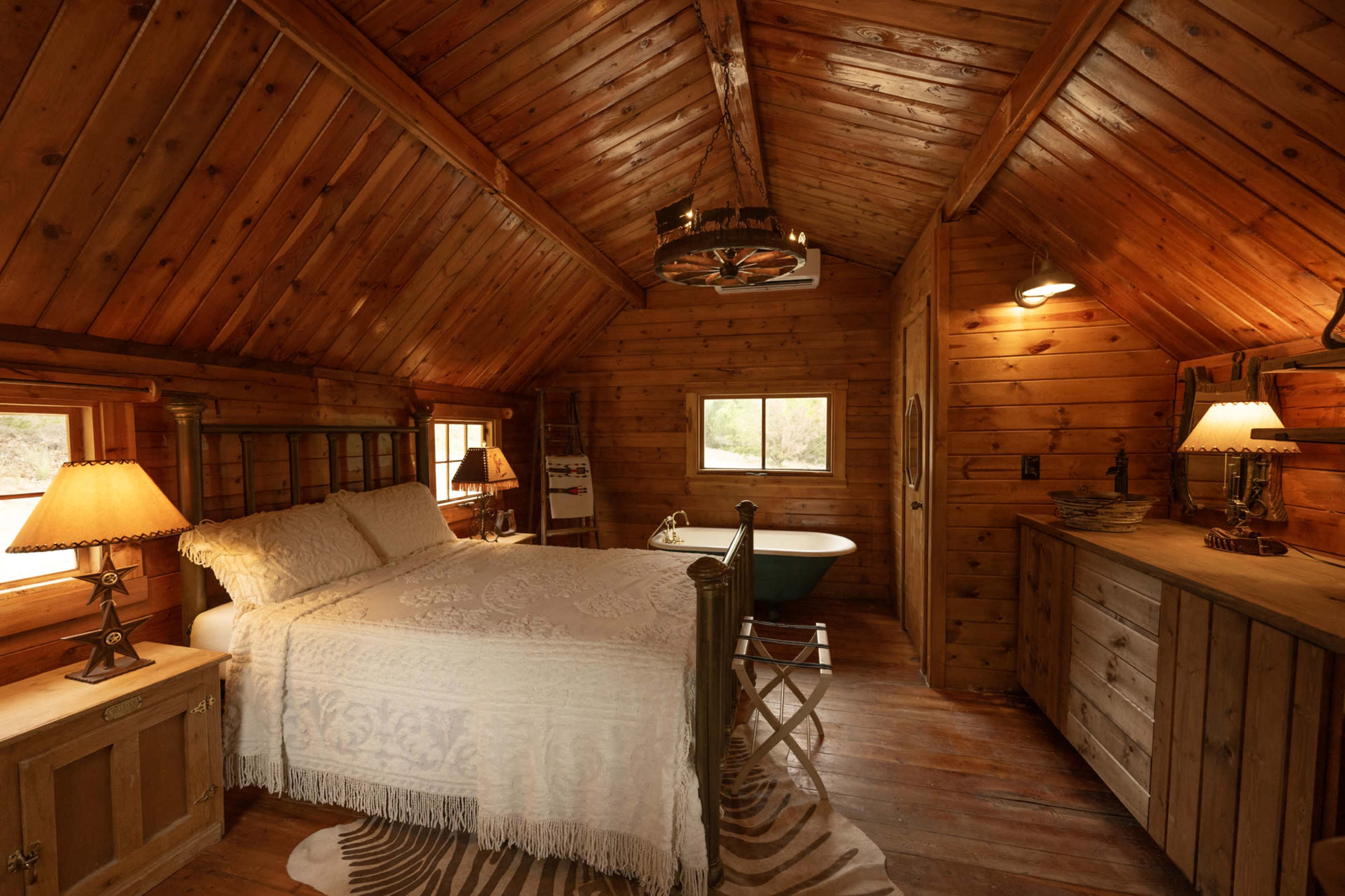 LITTLE ARTIST CABIN W/AUTHENTIC CLAWFOOT TUB Image in , Fort Worth, TX