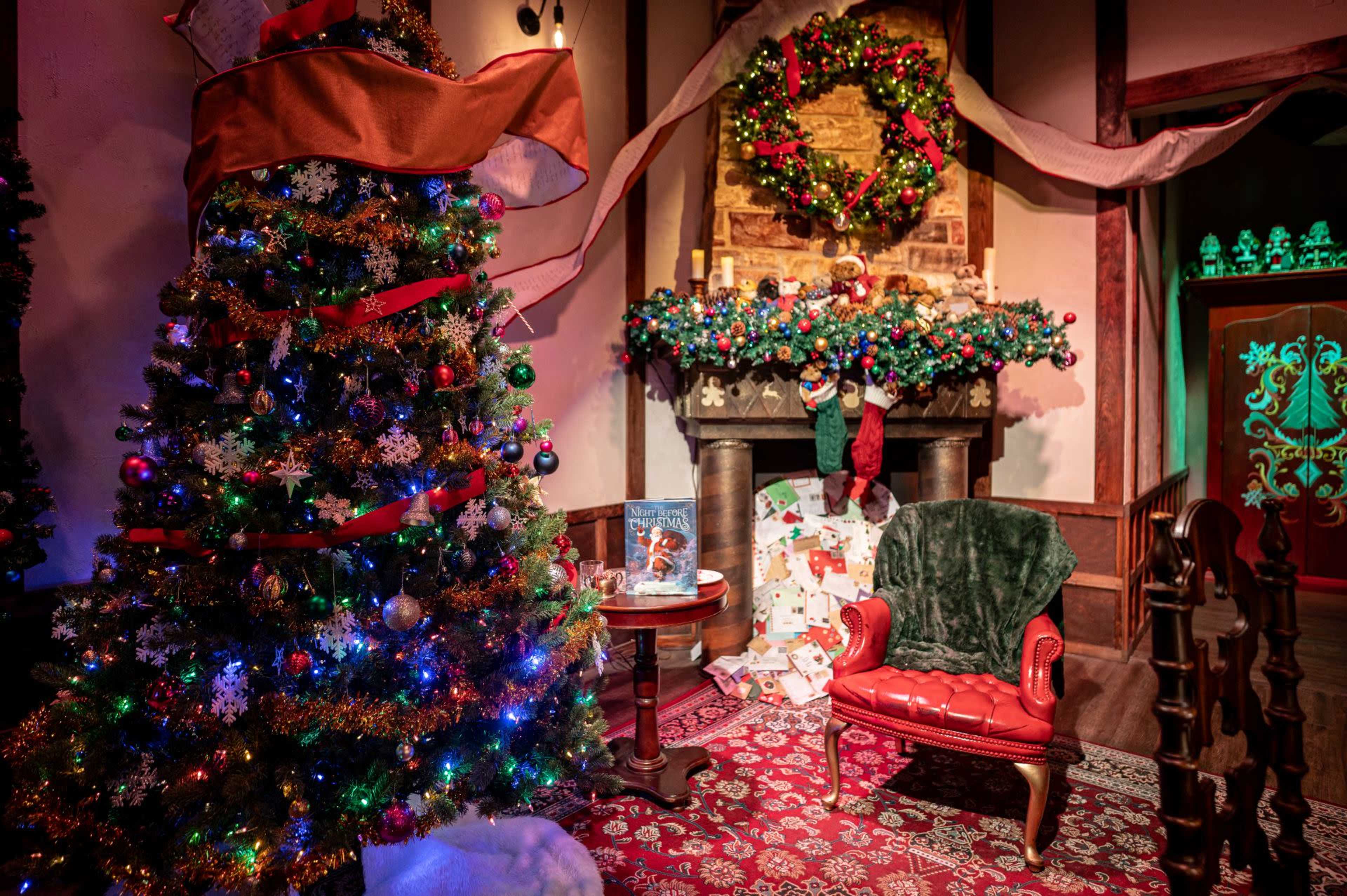 Theatrical Sets fully illuminated decorated for Christmas/Holiday Image in Hempstead, Wantagh, NY