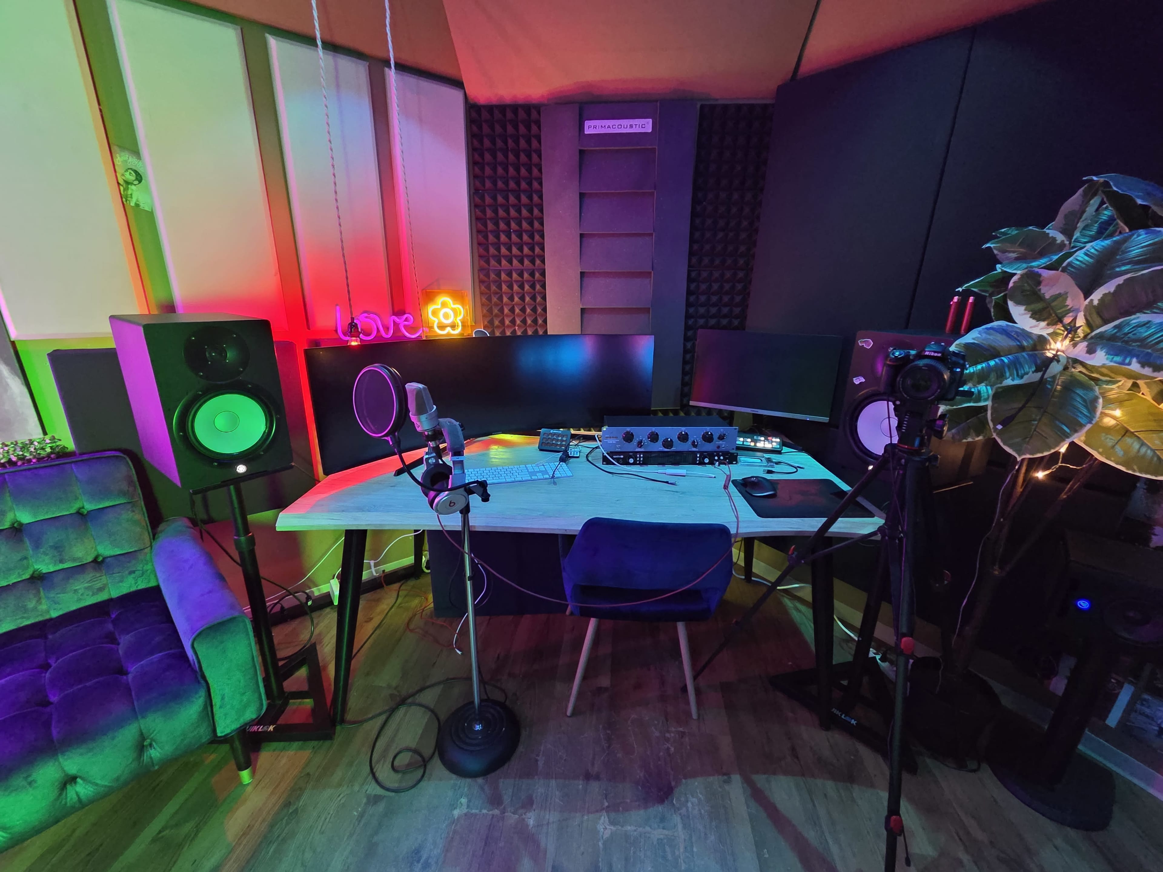 Cozy Podcast & Interview Room ( New Westminster , 1 Block From Skytrain ) Image in New Westminster, New westminster, BC