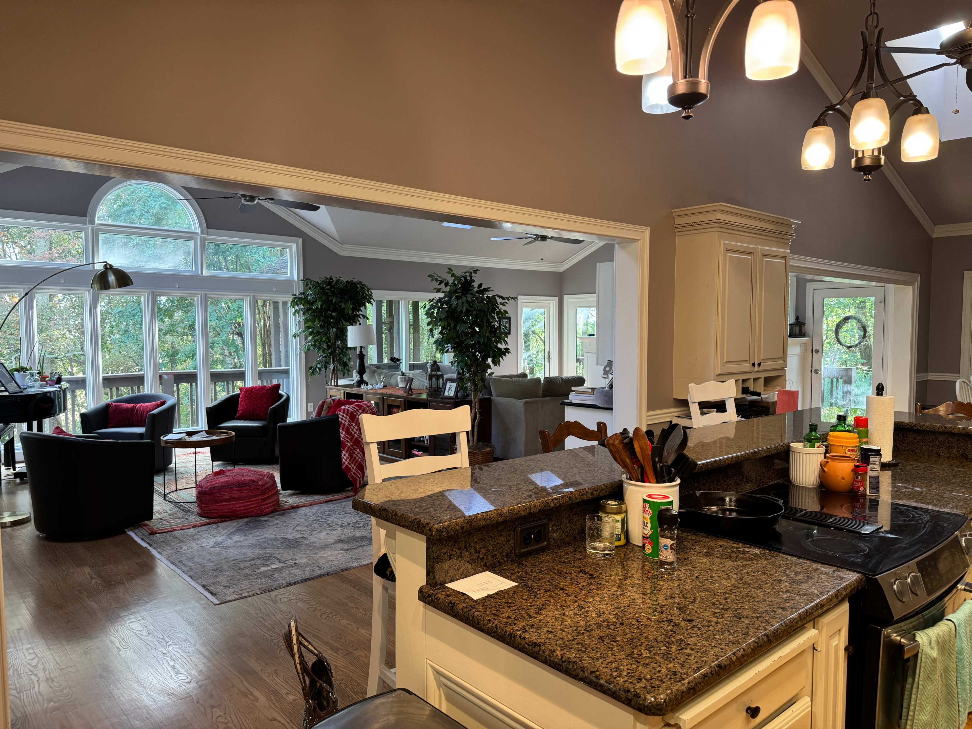 Suburban Home with Spectacular Forest Views Image in , Owensboro, KY