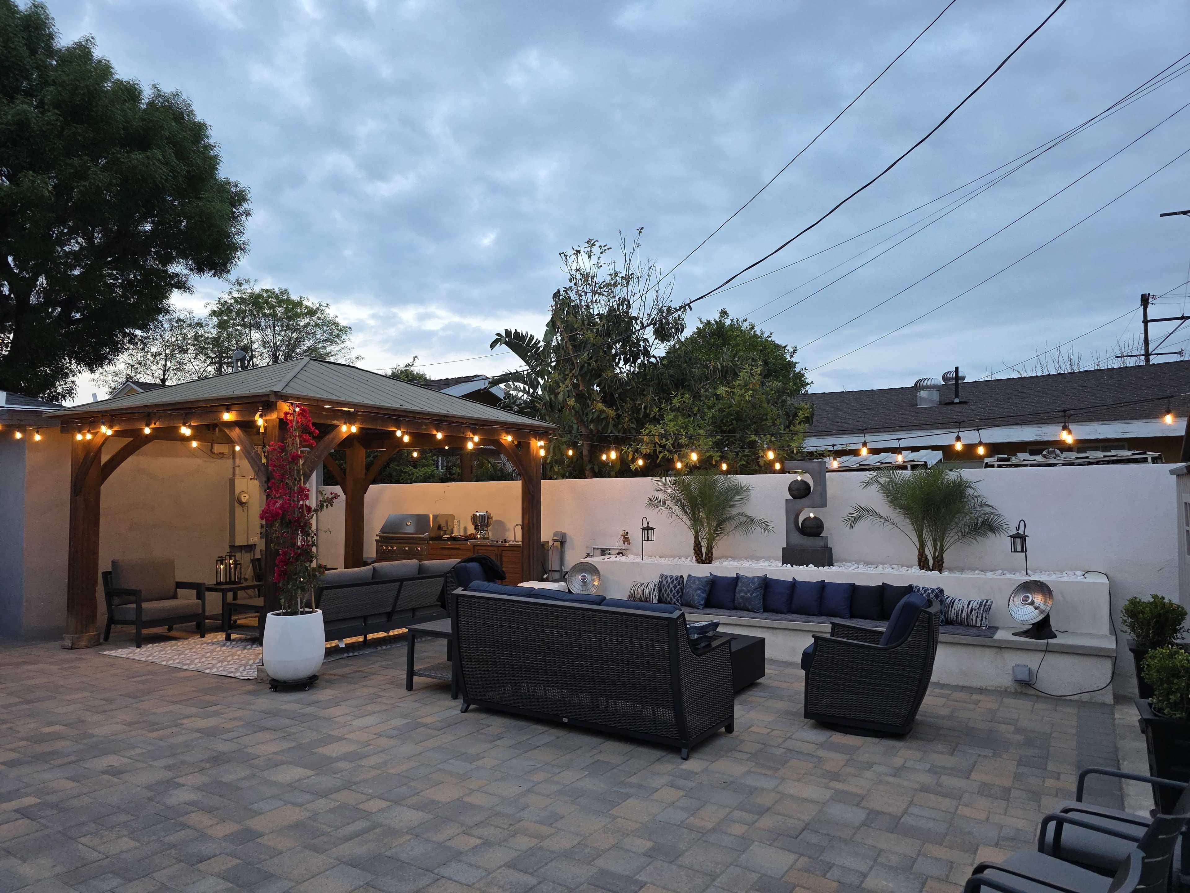 Gorgeous modern spacious backyard Image in Encino, Encino, CA