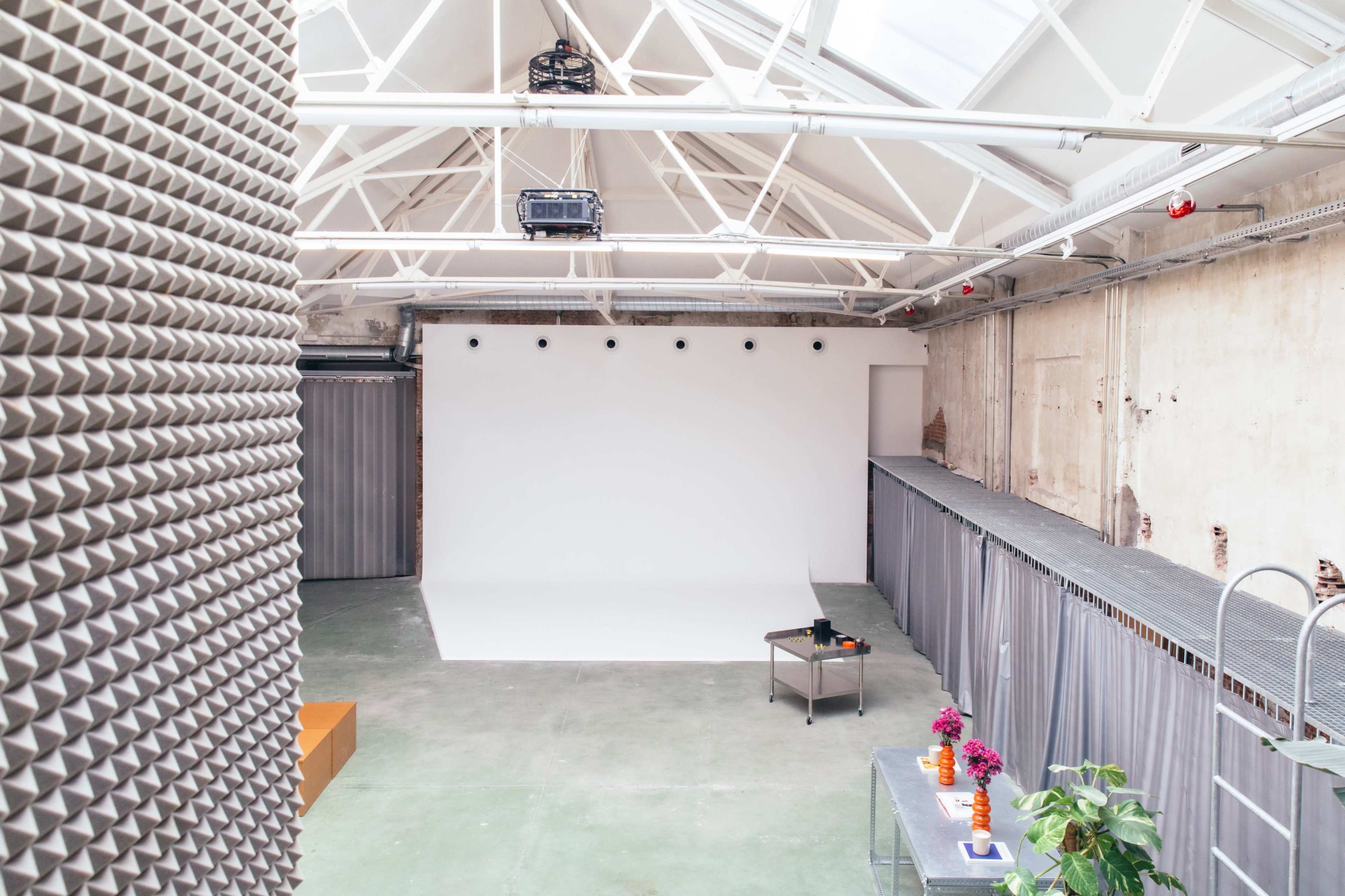 BRUTO — Espacio Creativo para Producciones y Eventos Image in Moscardó, Madrid, M