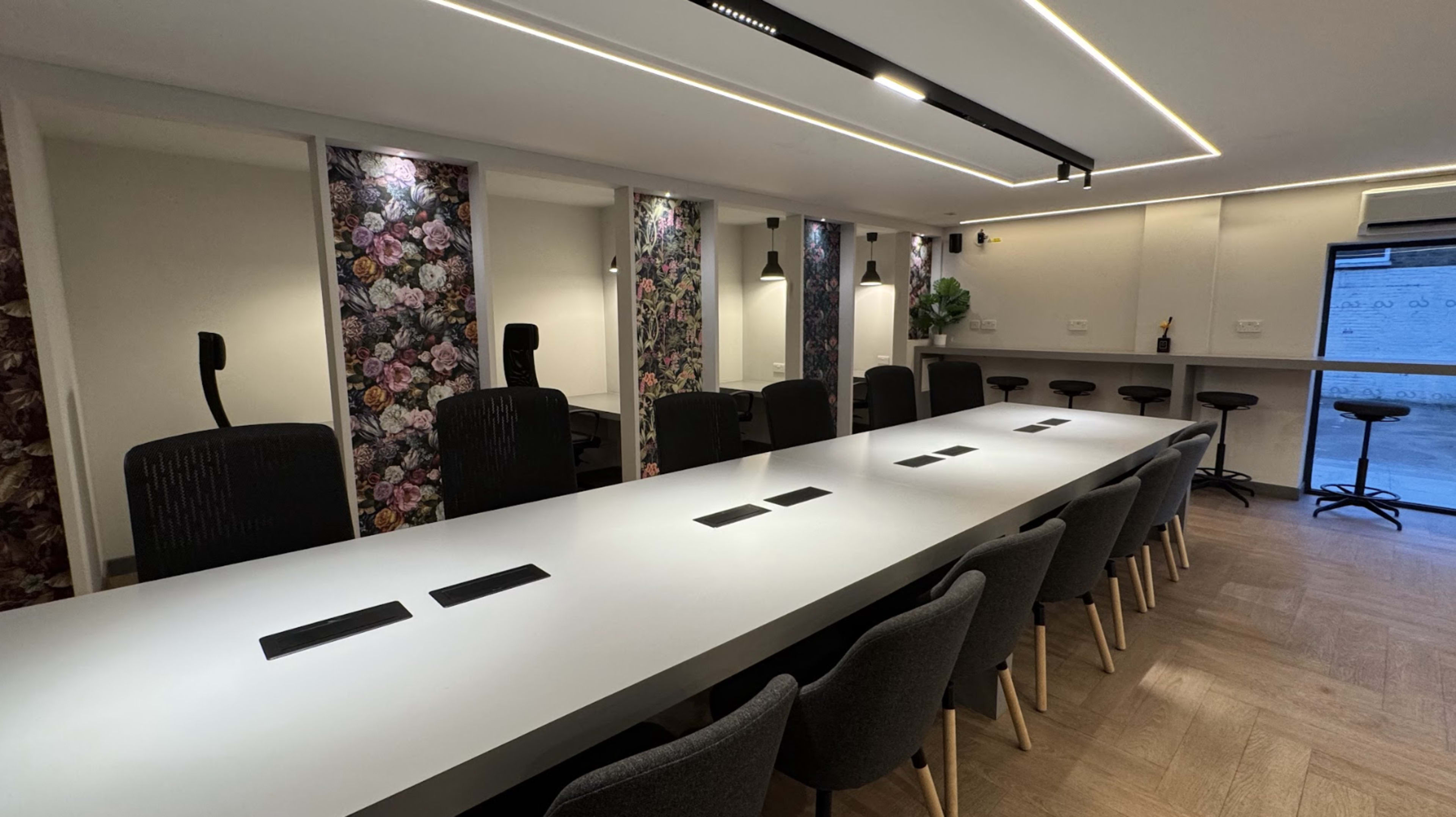 Meeting Room for 6 -8 People Image in South Croydon, London, ENG