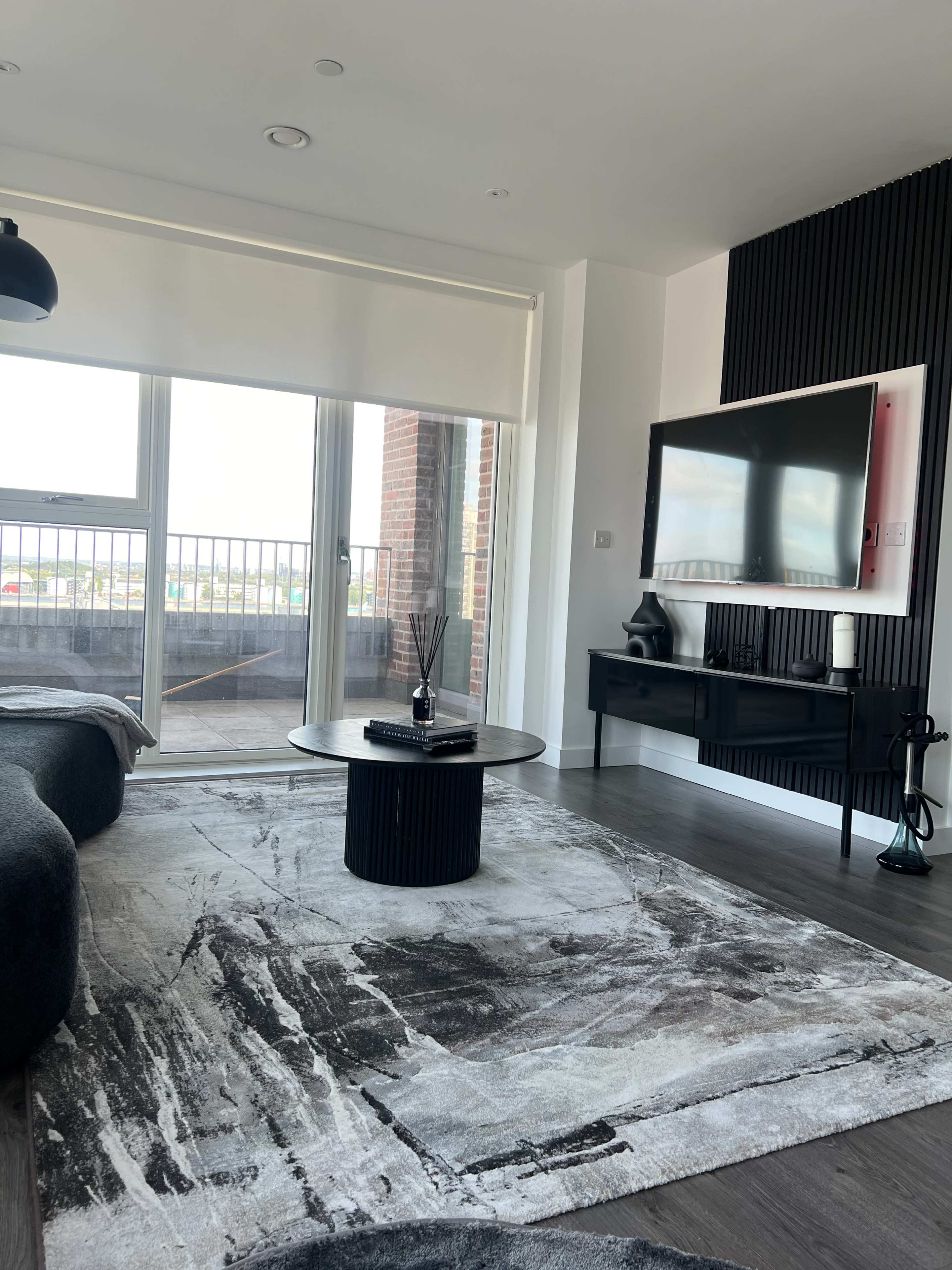 Minimalist & Modern Apartment Filled With Natural Light And Balcony: East London Image in Royal Docks, Woolwich, ENG