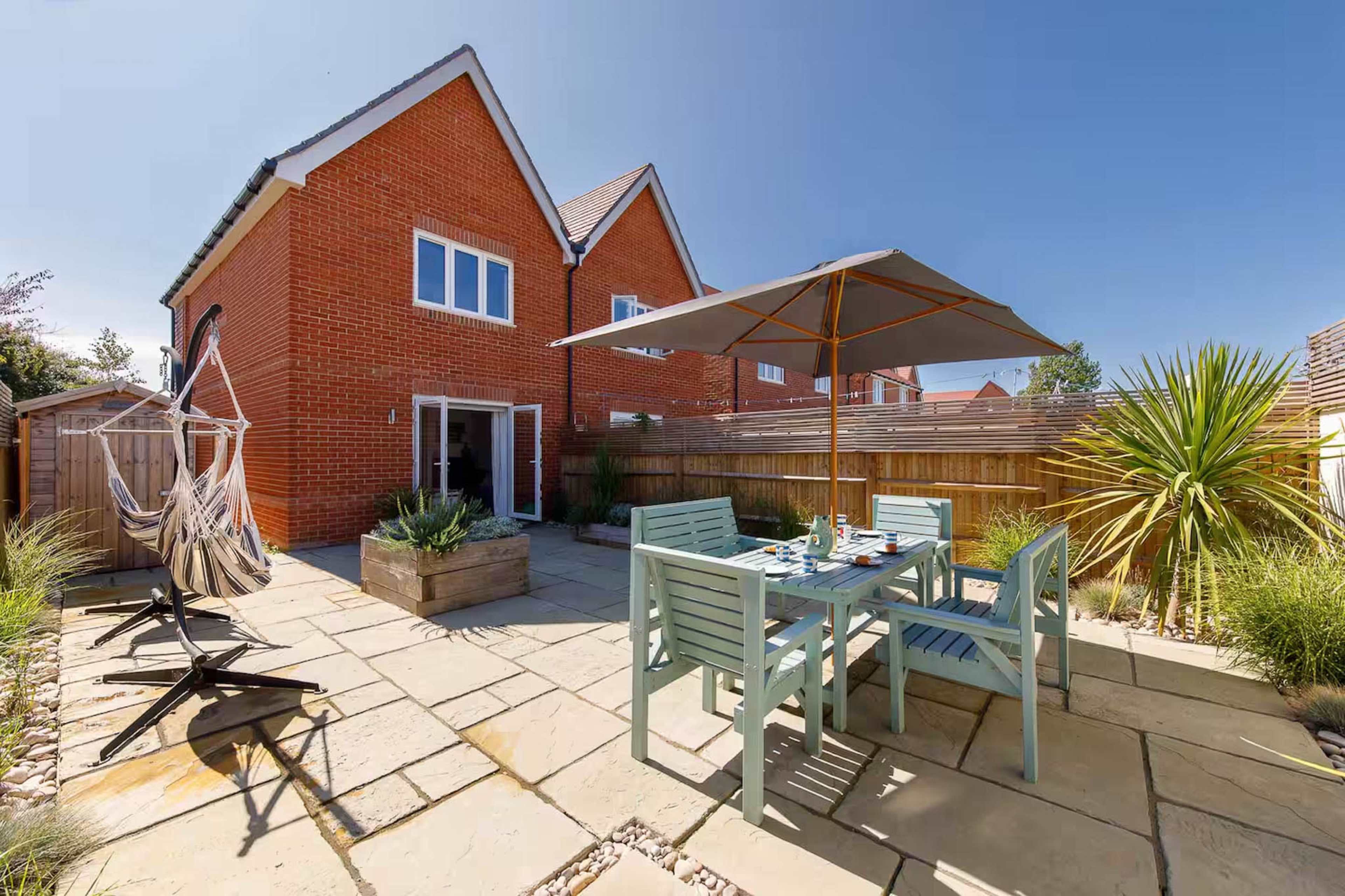 Contemporary Coastal House Image in East Wittering, Bracklesham Bay, ENG