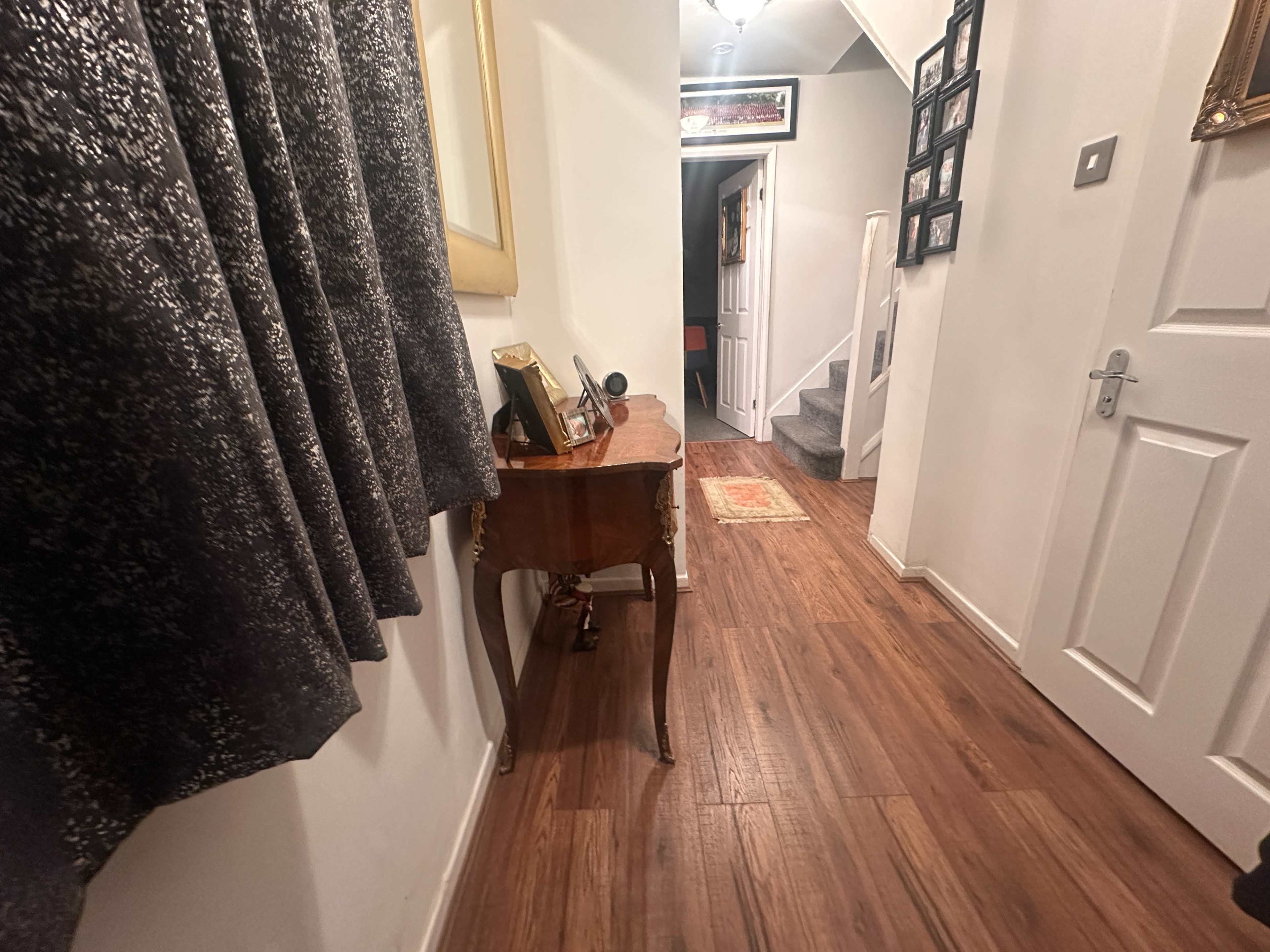 The Studio Next Door2 - less than 4 mins from Elstree and Sky Studios Image in Elstree and Borehamwood, Borehamwood, ENG