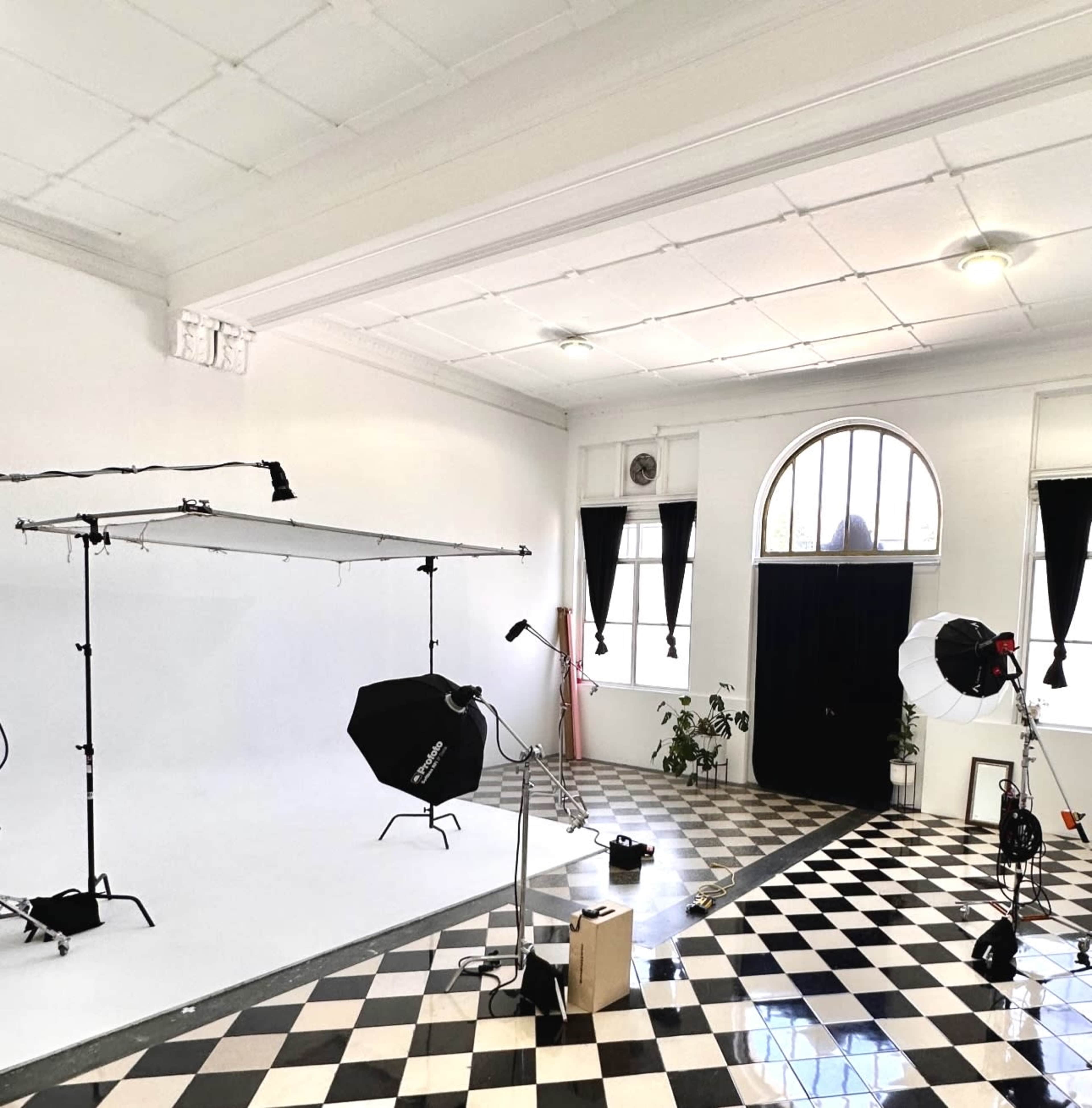 Industrial Chic Photo/Production Studio + Creative Space in Mid-City | 2300SQ FT | Street Level | Ground Floor Loading | Lighting Included | 20ft High Ceilings | Cyc Image in Arlington Heights, Mid city, Los Angeles, CA