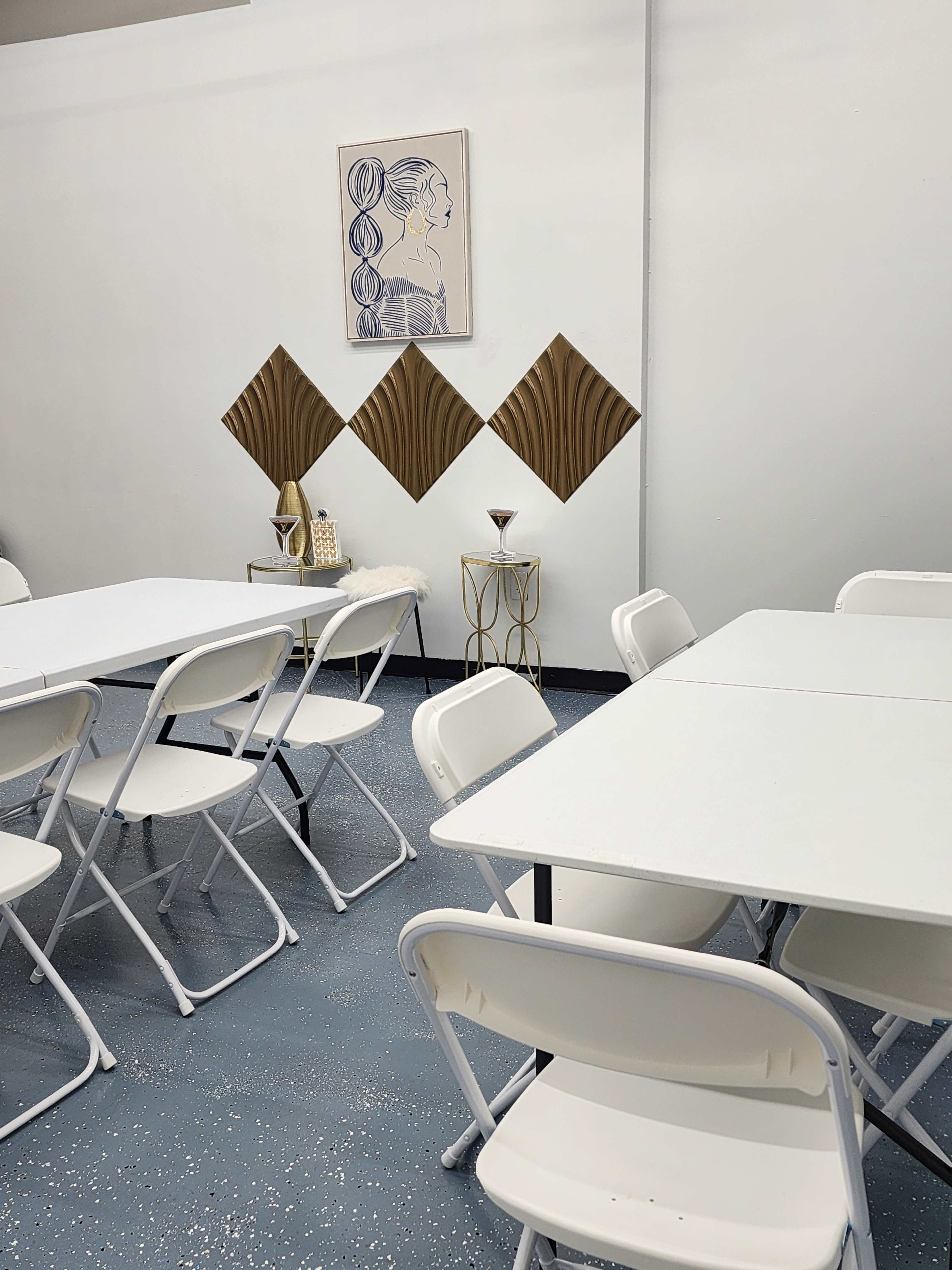 "Glam Boutique Studio Natural Light in Garland - Perfect for Model Shoots & Creative Content - Cozy White Room for Events & Meetings - Perfect for Pop-Up Shops, Showers & More Image in Garland, Garland, TX