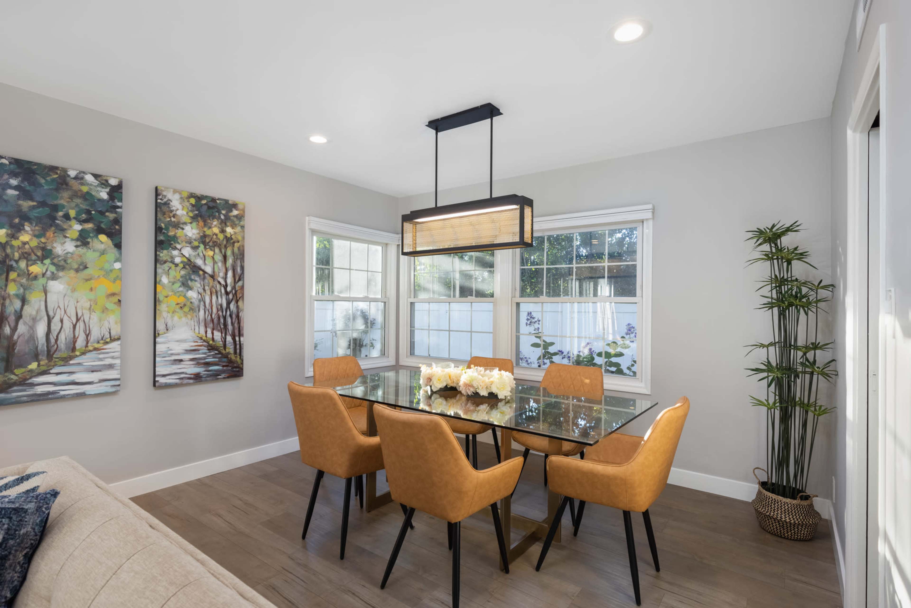 HIDDEN VALLEY MIDCENTURY BUNGALOW/MOODY INTERIOR Image in Beverly Crest, Los Angeles, CA