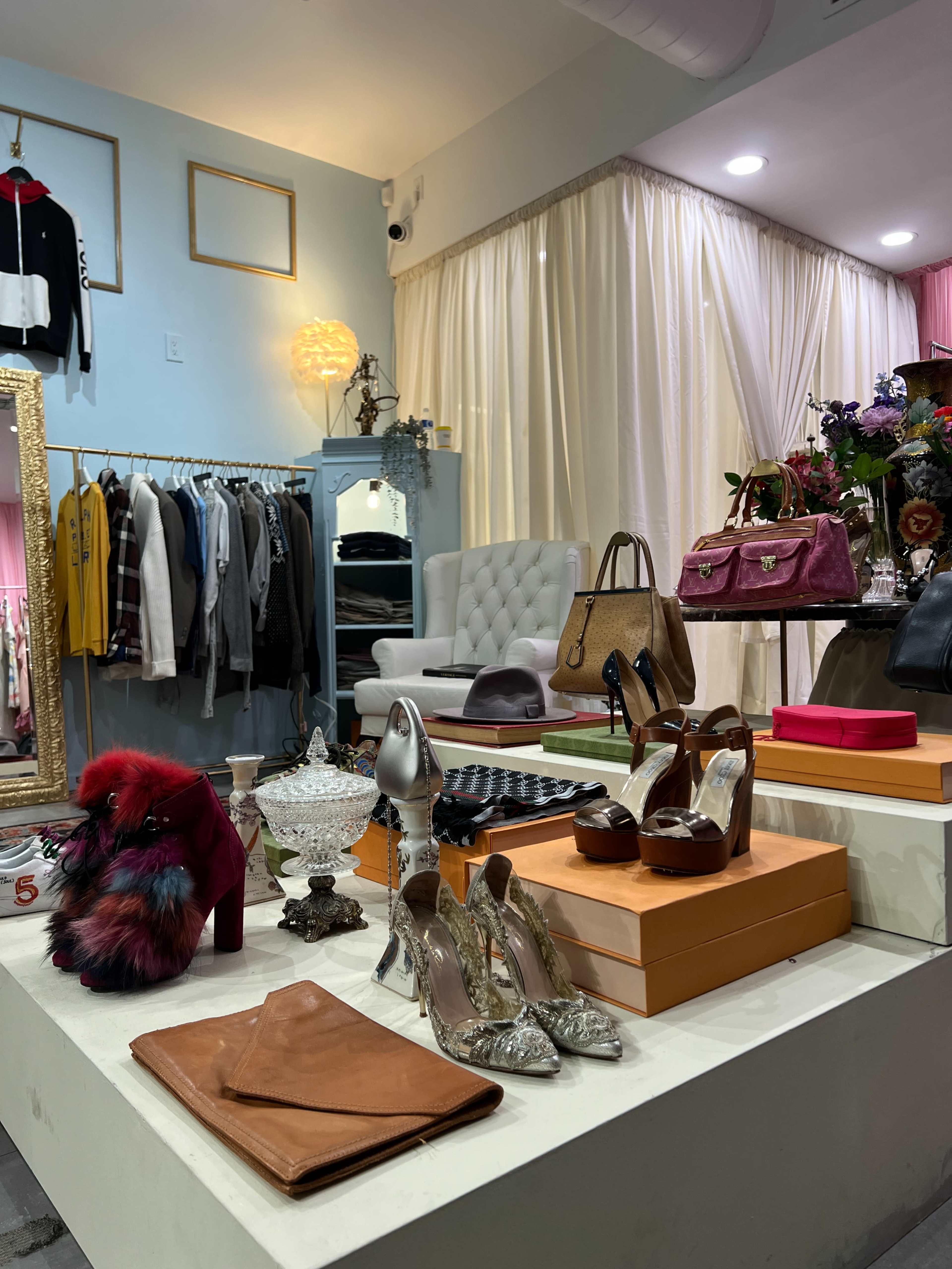 2 storey, 1500sqft, downtown Queen St West regal vintage store Image in Trinity-Bellwoods, Toronto, ON