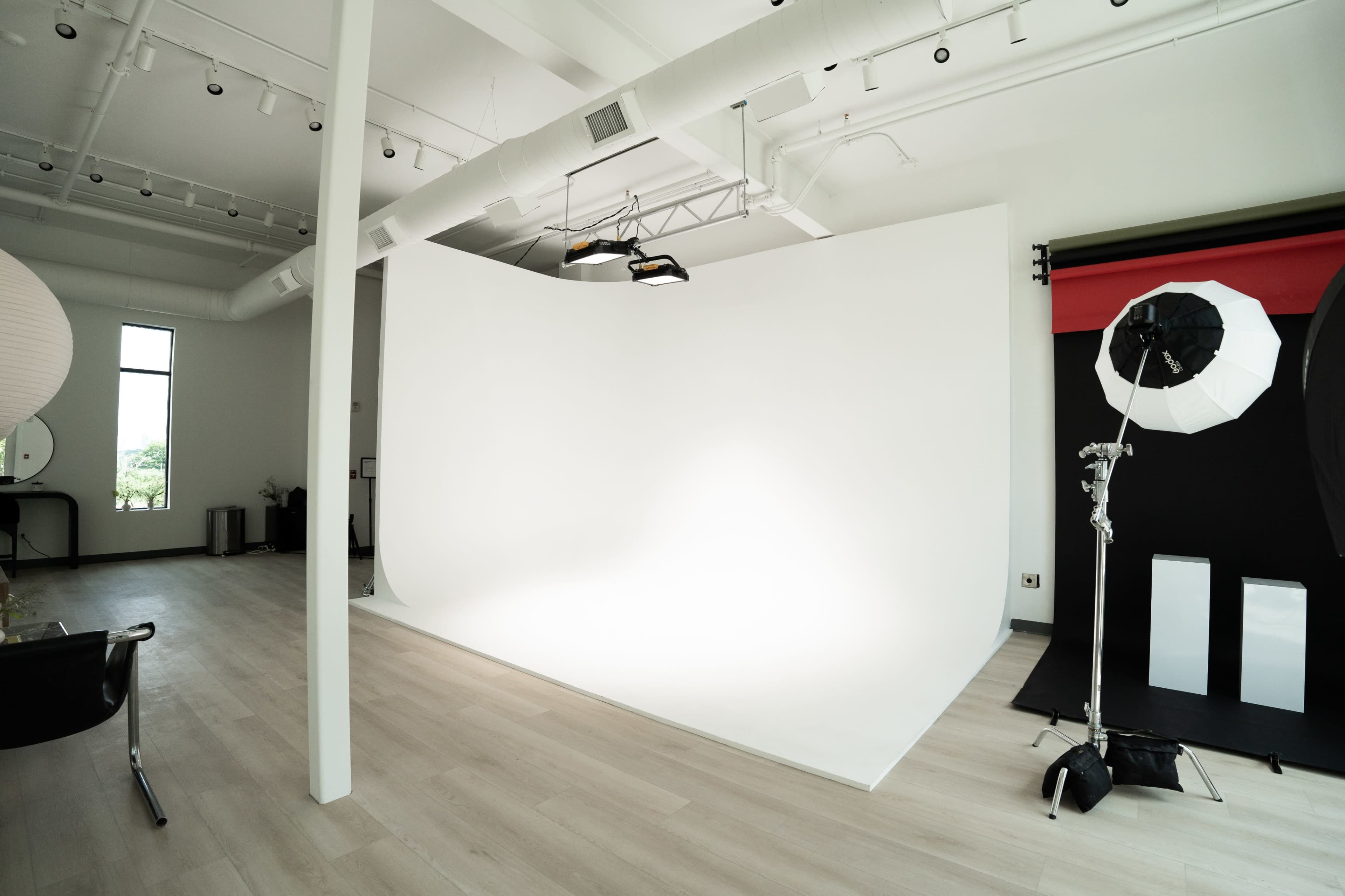 Modern Urban Creative Photo Studio Image in Bordeaux, Nashville, TN