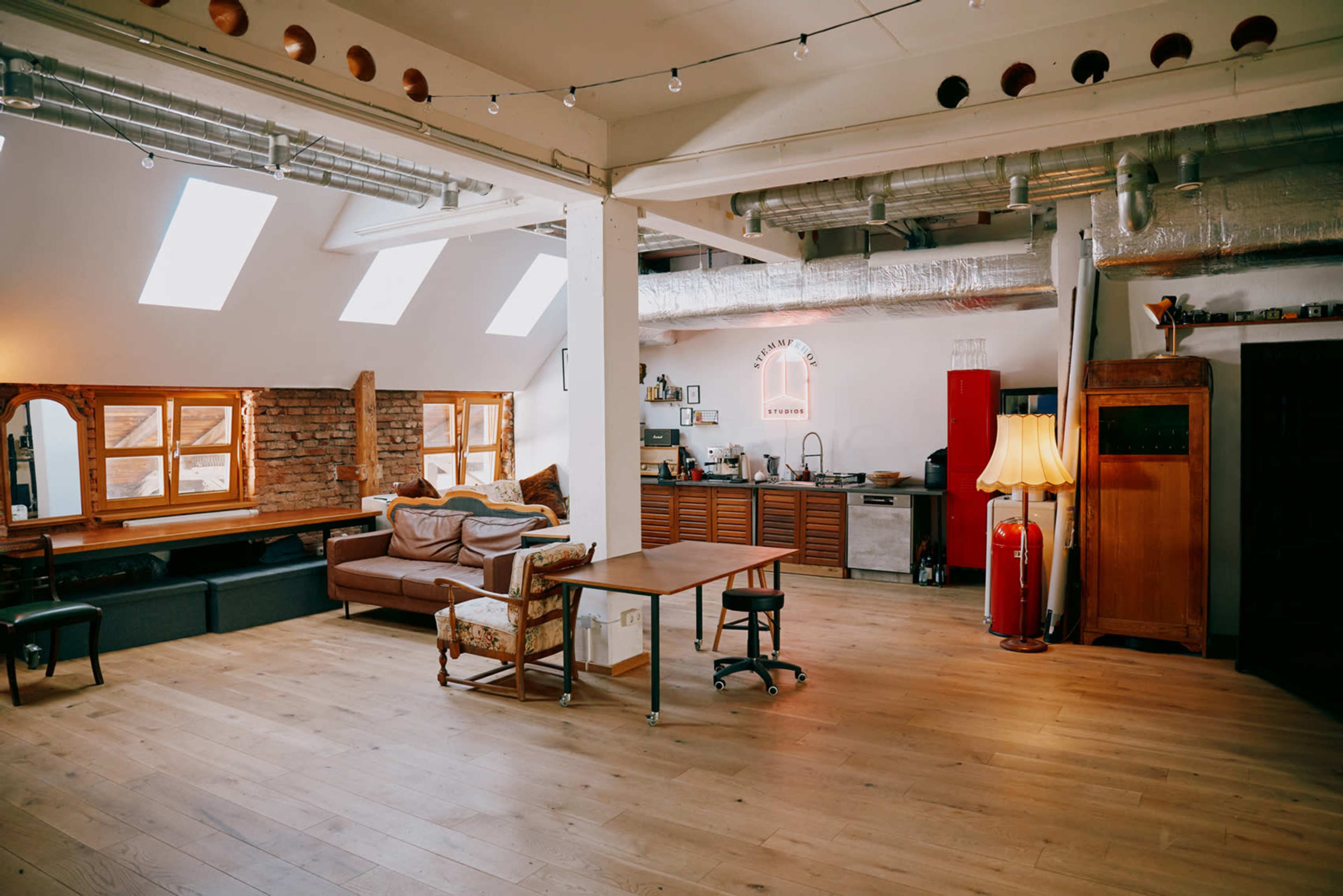 Historic studio and location with farmyard flair in the city! Image in , München