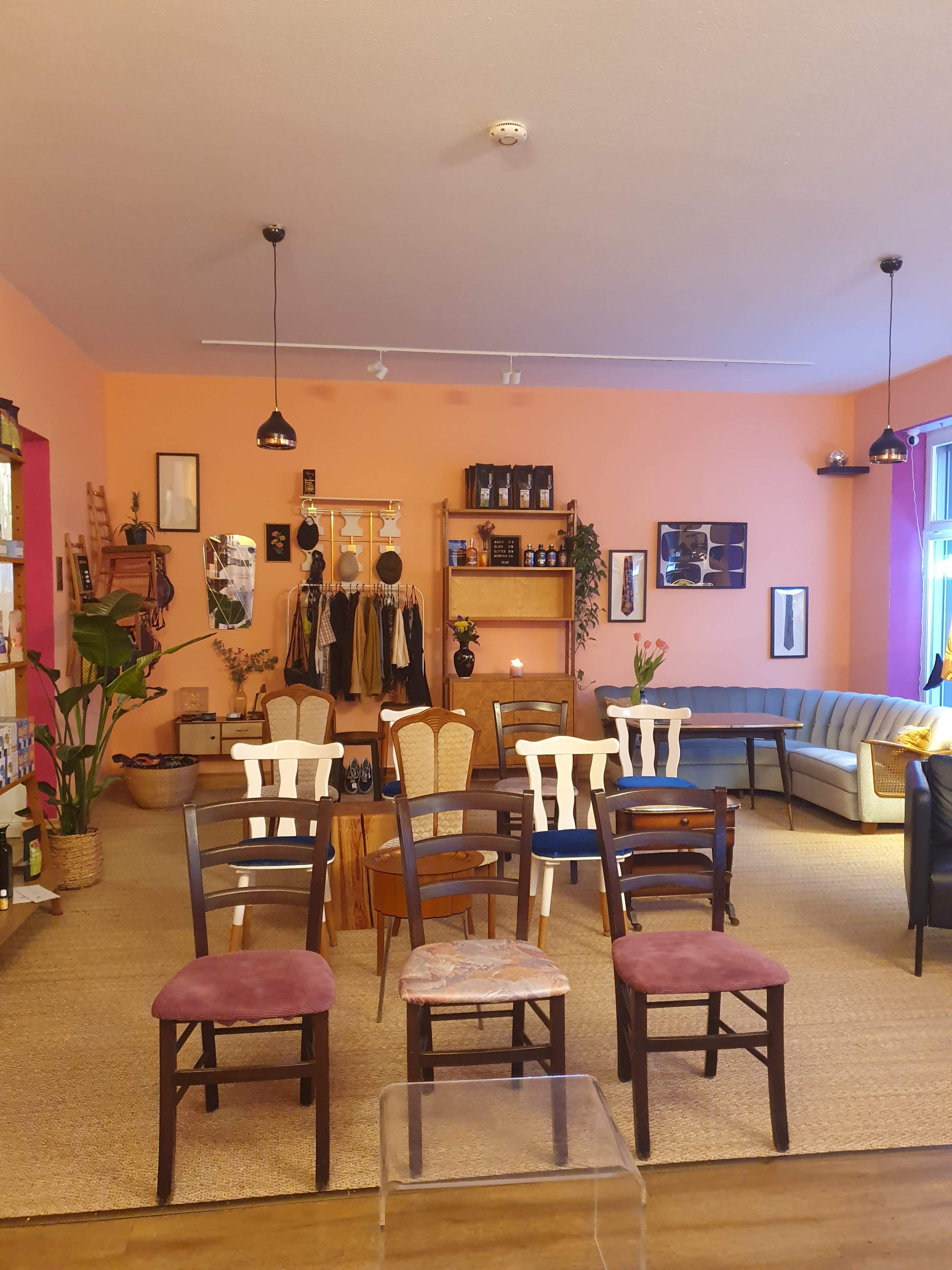 Laden mit Cafe charme an der Florastrasse Image in Pankow, Berlin, 