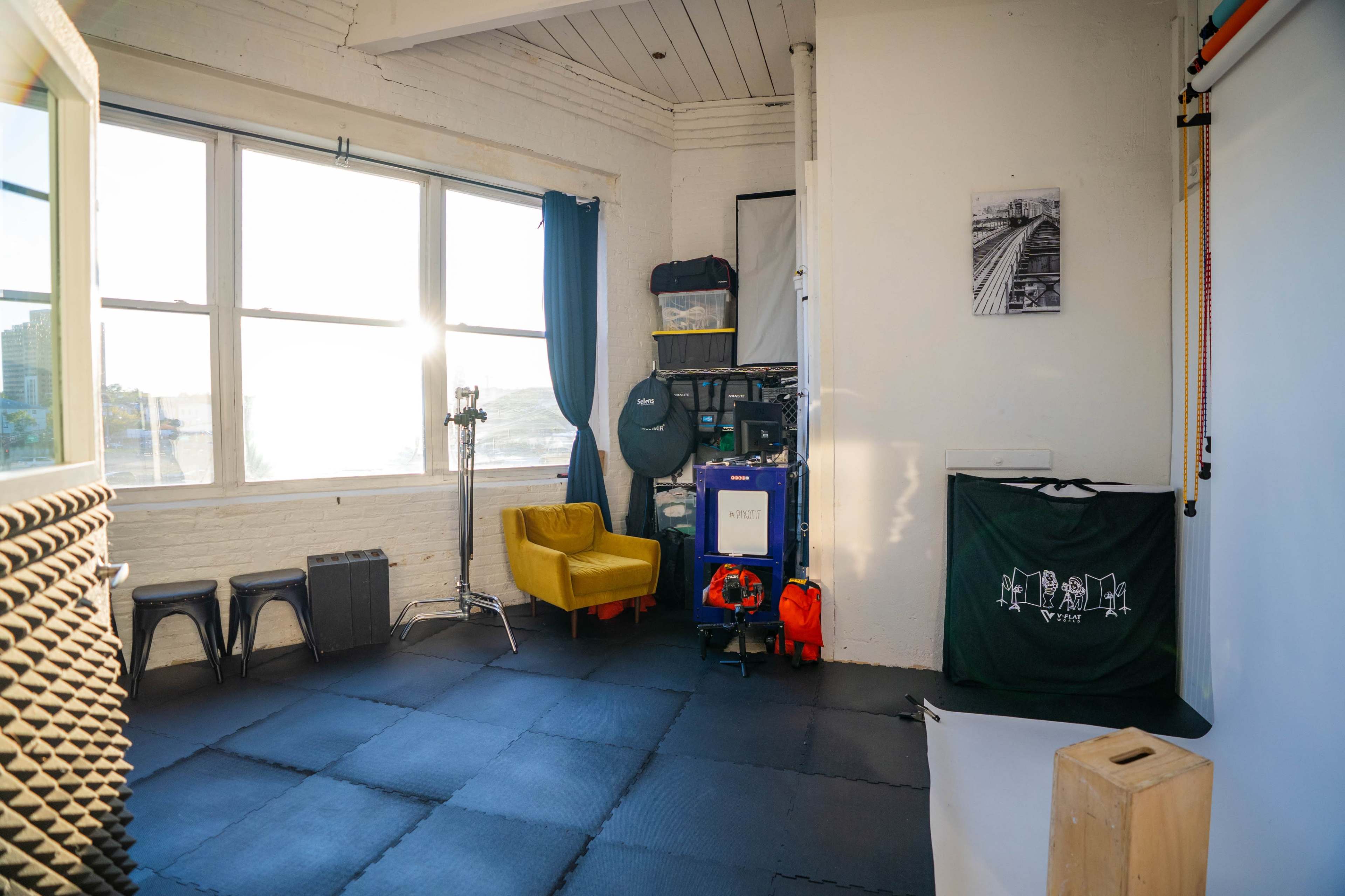 The BlahBlah Lab - Natural Light Photo/Podcast Studio Image in Central Ward, Newark, NJ